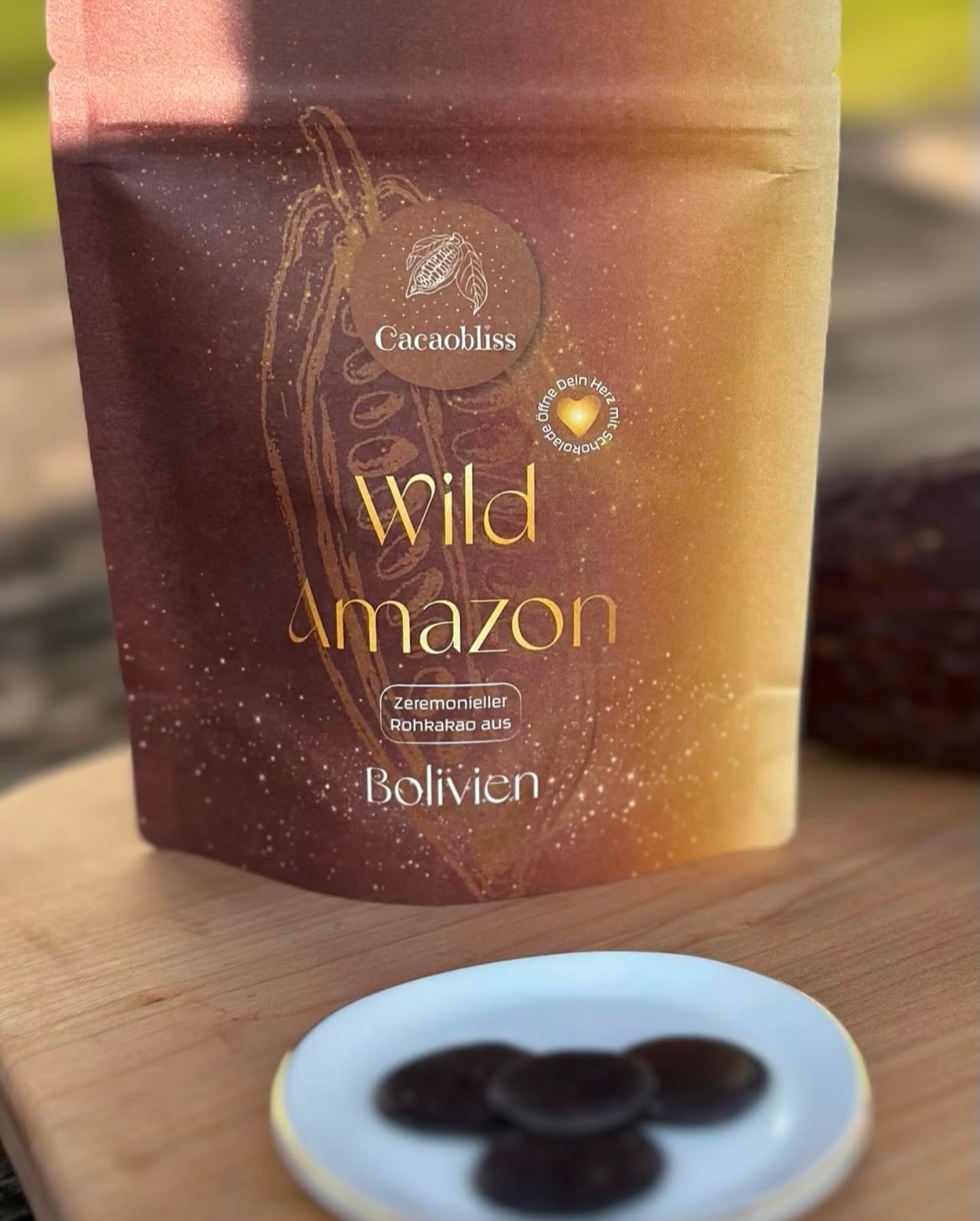 Zeremonieller Rohkakao aus Bolivien - Wildsammlung
Dieser Kakao ist Rohkost-Qualität und kommt aus einer Wildsammlung aus Bolivien. Er hat diesen extrafeinen südamerikanischen Geschmack und einen fruchtigen Abgang. Er wird liebevoll und unter 45Grad verarbeitet, und besteht aus 100% Kakao. Sehr fein verarbeitet. Diese Form ist optimal für Kakaozeremonien.
