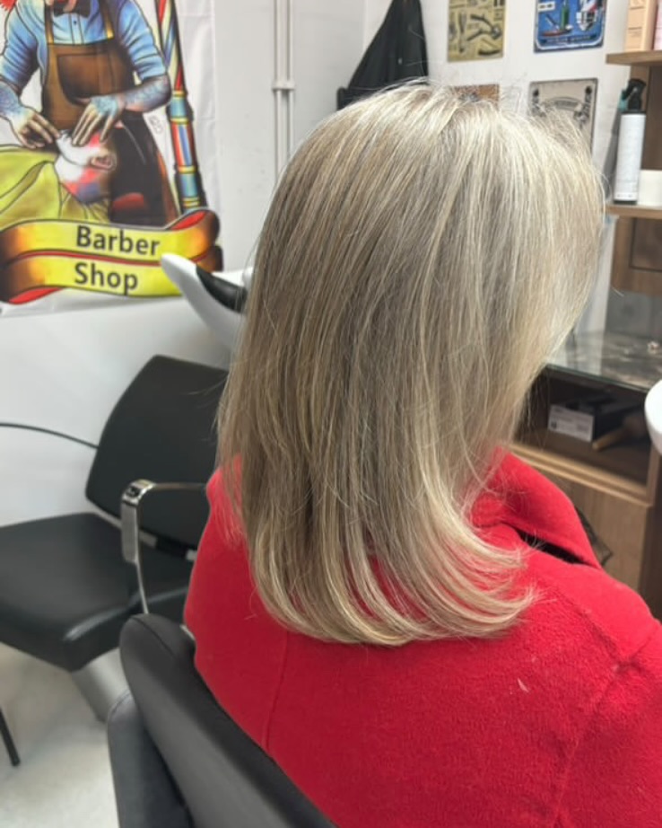 ✨ Klipp og farging utført av Anastasiia på JK Beauty ✨
Er du klar for en ny hårforvandling? Anastasiia har virkelig gjort underverker med både klipp og farge, og resultatet er ingenting mindre enn fantastisk! ✂️💫
Kom til oss og få ditt drømmehår, uansett stil eller fargeønske. 🖤
#Hårforvandling #JKBeauty #KlippOgFarging #Drømmehår