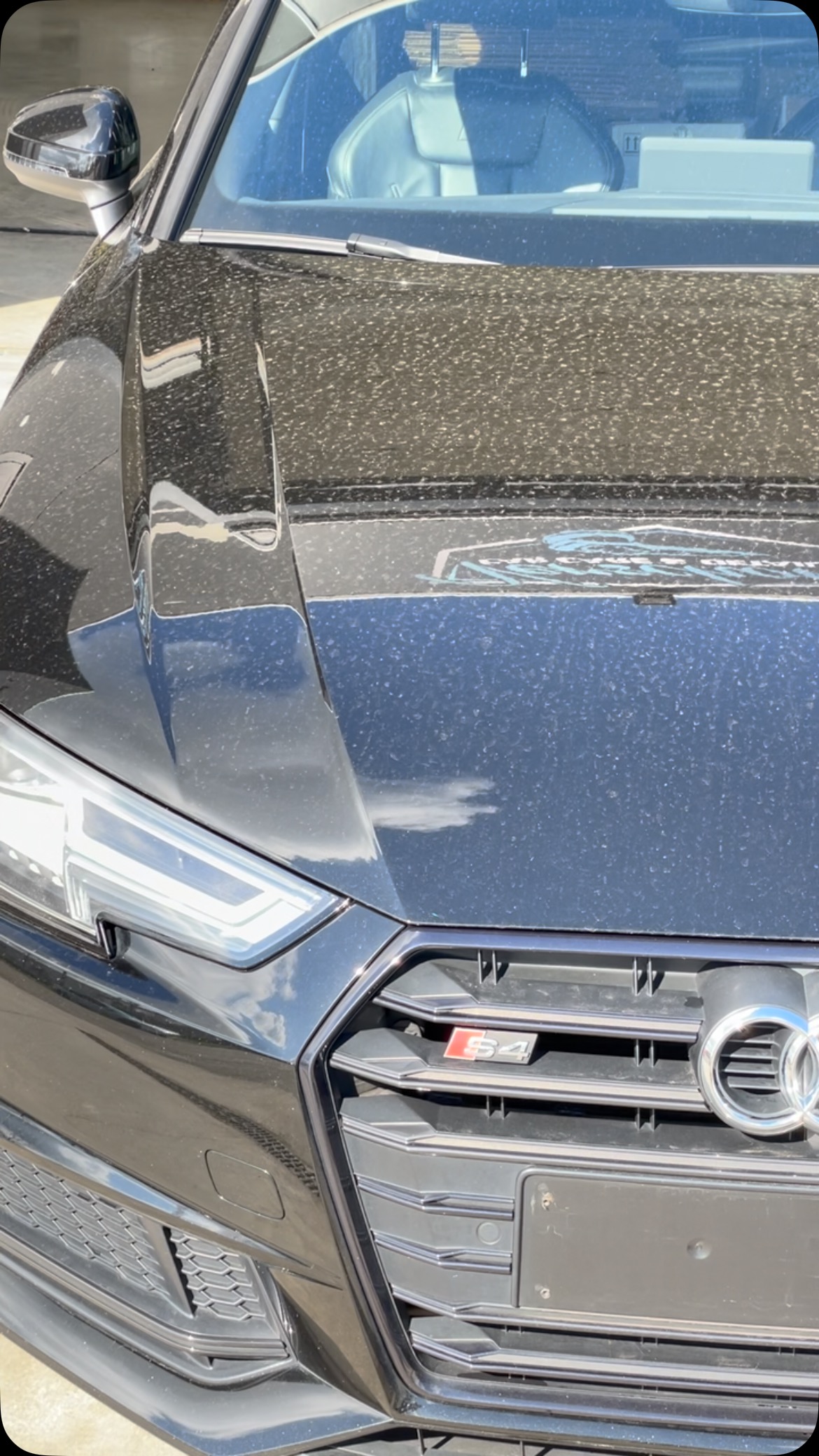 Als een keramische coating wel de moeite waard is, wordt ons soms gevraagd.. Beoordeel het vooral zelf 😎
De wagen wordt niet alleen makkelijker te wassen, hij wordt ook minder snel vuil. Zo bewijst het filmpje.