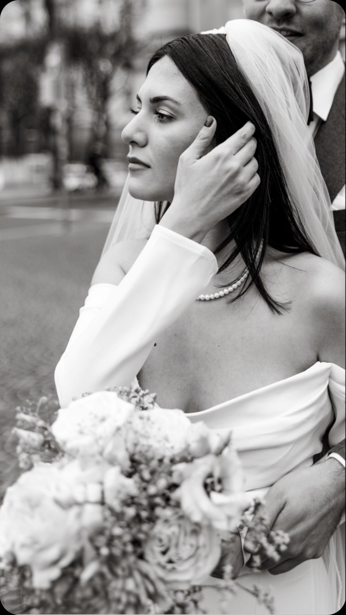 Love is in the air…
Kaum hatte das Jahr begonnen- schon durfte ich die erste Hochzeit begleiten. Noch dazu an einen der kälteste Tage des Winter!!
Hier habe extra eine Reihe an Bildern ausgesucht, die teilweise in Farbe nicht so stark wirken wie in schwarz Weiss. So finde ich Sie persönlich mega!
Gefallen euch Schwarz weiss Fotos auf eurer Hochzeit?
#winterhochzeit #photographer #italyweddingphotographer #liebe #weddingday #weddingdress #lovestory #bayernhochzeit #bayernfotograf #bayernhochzeitsfotograf #fotograftegernsee #fineartfoto #hochzeitfineart