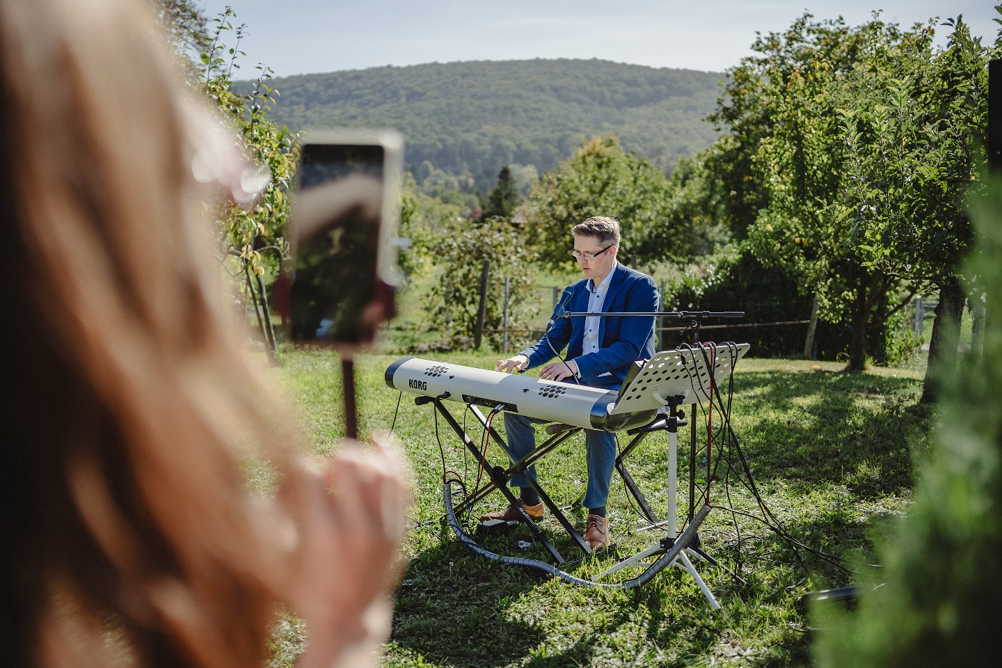 Bei jedem Auftritt versuche ich, mein Handy auf ein Stativ zu stellen und ein paar Live-Aufnahmen zu machen. Die Videos, die ihr hier seht, sind also immer echt – genauso, wie wir wirklich klingen. Natürlich ist die Handyqualität nicht perfekt, aber dafür bekommt ihr einen authentischen Eindruck von unserer Musik.
Ich freue mich auf all die vielen Auftritte, die in den nächsten Monaten anstehen, und werde natürlich weiter versuchen, viele Eindrücke für euch einzufangen!
Foto @johanneskirchherr #Livemusik #Hochzeitssängerin #LiveAufnahme #EchteMusik #Hochzeitsband #Authentisch #Unplugged #Trauung #Sektempfang #musikfüreurenmoment