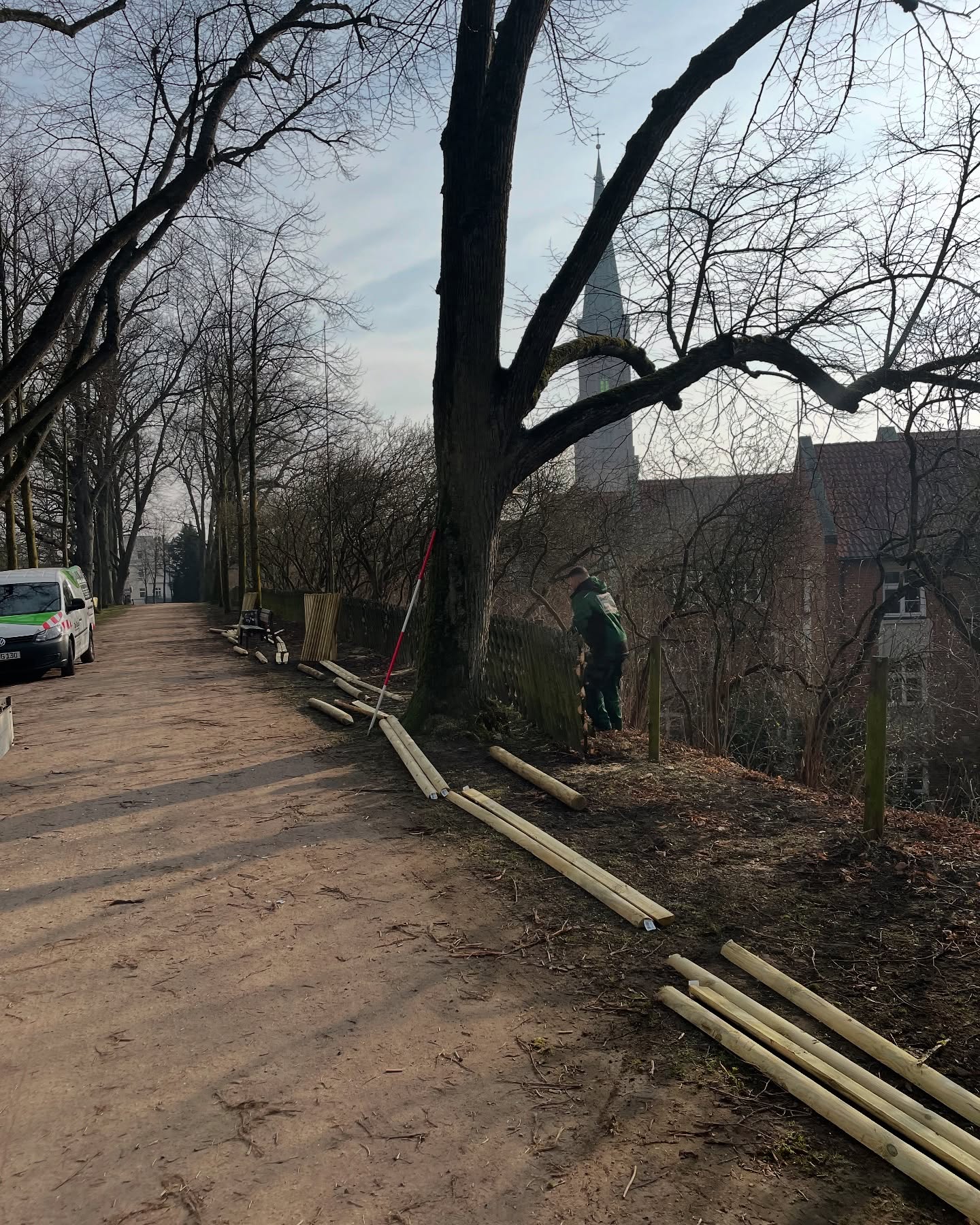 Neuer Jägerzaun für den Liebesgrund – Wir packen an
Aktuell sind wir dabei, die Zaunanlage im Liebesgrund auf der Bardowicker Mauer zu erneuern. Dabei setzen wir auf einen klassischen Jägerzaun, der perfekt in die Umgebung passt und sich durch seine Stabilität und Langlebigkeit auszeichnet.
Warum ein Jägerzaun?
• Er fügt sich harmonisch in das historische Stadtbild ein
• Die schräge Bauweise sorgt für besondere Stabilität
• Er schützt die Grünflächen und sorgt für eine klare Abgrenzung der Wege
Unsere Arbeitsschritte:
• Abriss des alten Zauns
• Setzen neuer Pfosten für eine stabile Basis
• Montage des neuen Zauns mit hochwertigen Materialien
Der Liebesgrund ist eine der schönsten Grünanlagen in Lüneburg. Mit dieser Erneuerung sorgen wir für eine gepflegte und sichere Umgebung. Wir halten euch über den Fortschritt auf dem Laufenden.
#Lüneburg #Liebesgrund #Jägerzaun #Zaunbau #Tradition #Handwerk #Gartenlandschaftsbau #DieGollo #wirpackenan #lüneburg #gollogartenbau #altstadt #bardowickermauer #neu #gollo #365tagefürsieimeinsatz