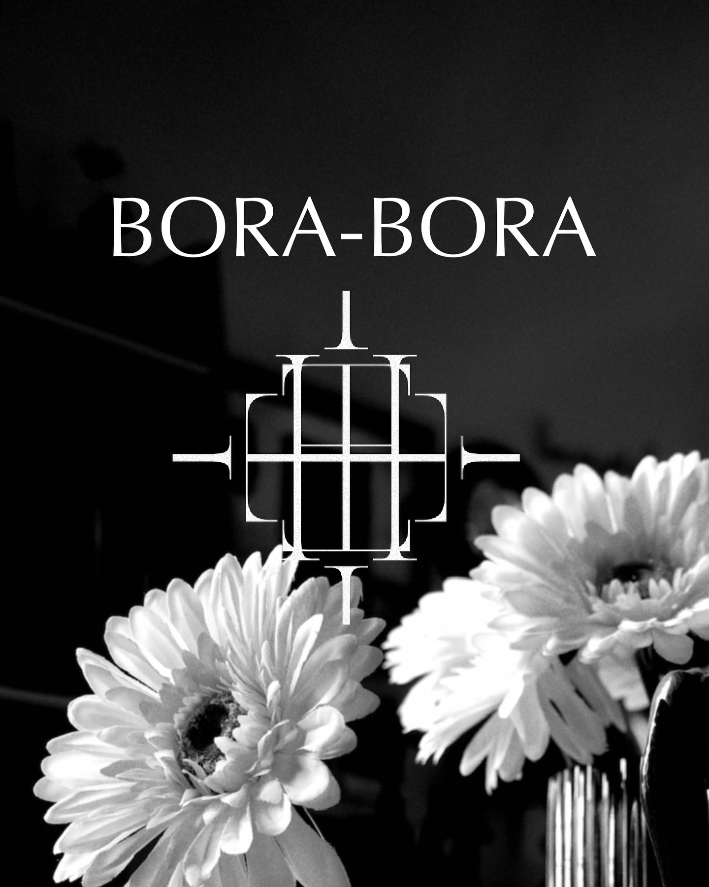 BORA-BORA - Bora-Bora est une ode à l’évasion et à la beauté immaculée de l’île légendaire. Le parfum s’ouvre sur une brise fraîche d’agrumes, évoquant un matin tropical. Au cœur, un bouquet de fleurs blanches luxuriantes – tiare de Tahiti, jasmin sambac et ylang-ylang – incarne la sensualité et la douceur du soleil. Le sillage chaud et enveloppant de vanille bourbon, bois de santal et musc délicat rappelle la caresse du sable sous la lune.
•
•
•
•
#parfum #perfume #paris #fragrance #france #beauty #love #flowers #fashion #madeinfrance #photography #parfums #perfumes #luxury #luxe #lifestyle #mode #fragrances #nature #parfume #summer #design
