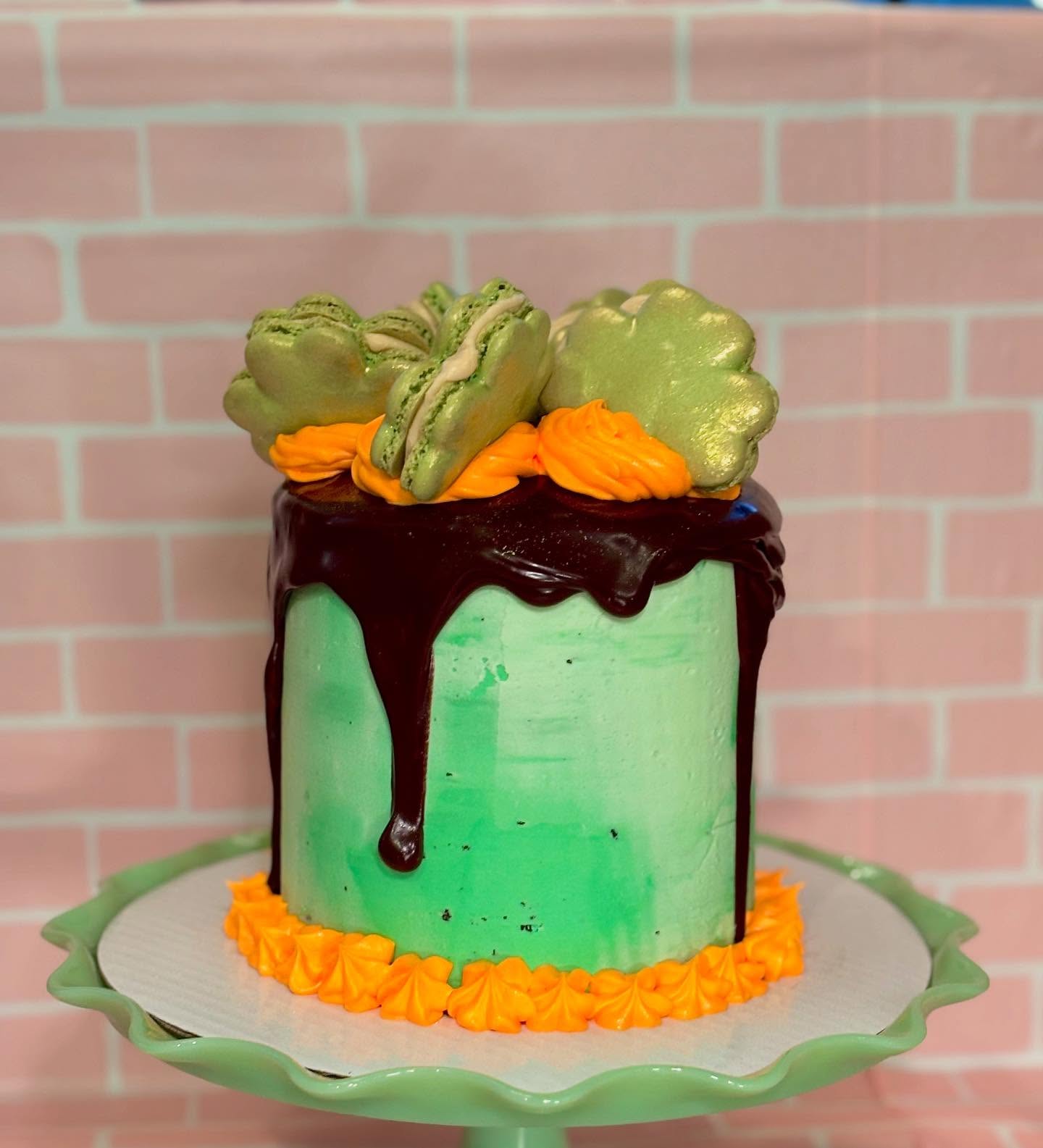 Happy St.Patrick’s Day! 🍀🌈🇨🇮 Hope everyone has a lucky, fun filled day! 🍰: Guinness Chocolate Cake, filled with Bailey’s Irish Cream Frosting and Dark Chocolate Chunks, decorated with Vanilla Buttercream, Chocolate Ganache and Shamrock Macarons! 🍀 #storybookbakery #stpatricksday #irish #dessert #stpatricksdaydessert #gunniess #baileysirishcream #luckoftheirish #cake #cakes #macarons #supportsmallbusiness