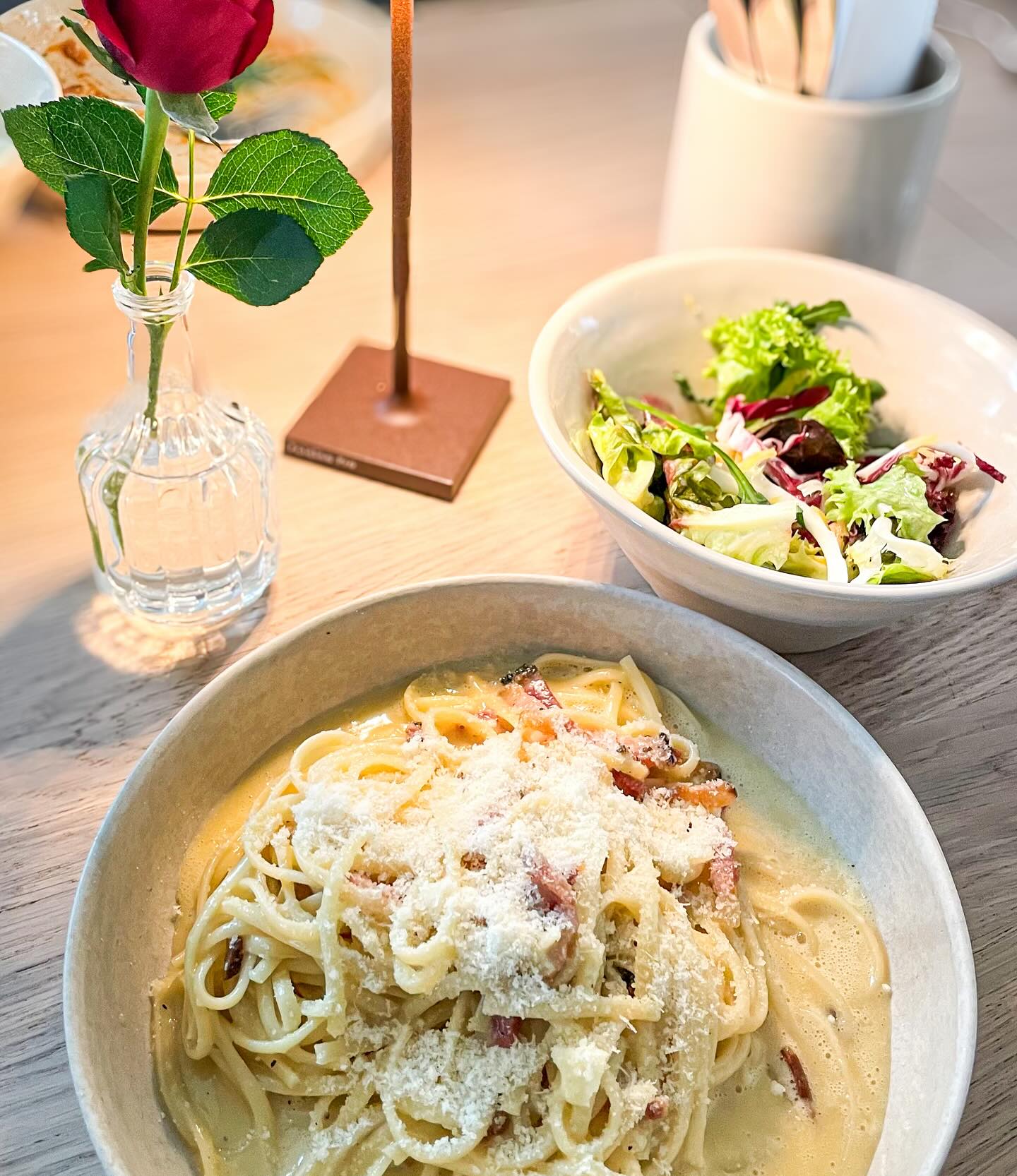Carbonara 😋
Das unschlagbare Original mit Guanciale (Speck aus der Schweinebacke), Ei und einem Parmesan-Pecorino-Mix.
Von 12:00 bis 15:00 auch in unserem Mittagsangebot inkl. Salat und kleinem Getränk oder 0,1 l Hauswein für 5,- € Aufpreis.
Lasst’s Euch schmecken!
#rossetti #cucinamediterranea #carbonara #passau #trattoria #italienischgeniessen #mediterran #foodlover #passauliebe #mittagsangebot #mittagspausegeniessen #mediterran #passauliebe #inmoodforfood