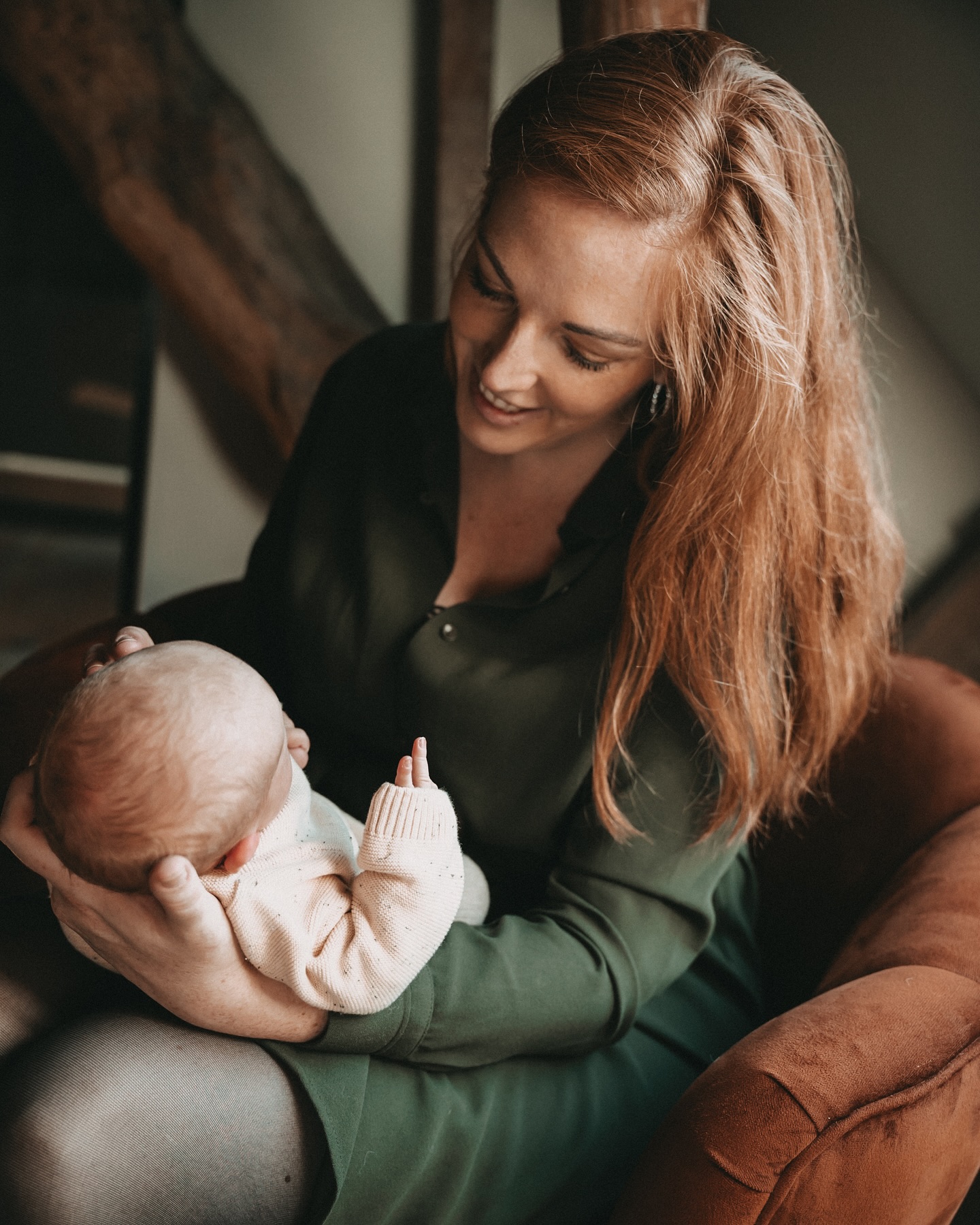 Mother & daughter // zo bijzonder om dit soort momenten te mogen vastleggen ♥️ En al helemaal als het een van je vriendinnen is met haar te schattige kleine meisje. Kijk nou dat lachje > 🥹
💌 ook een new born shoot? Stuur me een dm of neem contact op via mijn website, link in bio
•
#newbornshoot #newborn #fotoshoot #zwanger #zwangerschapsfotograaf