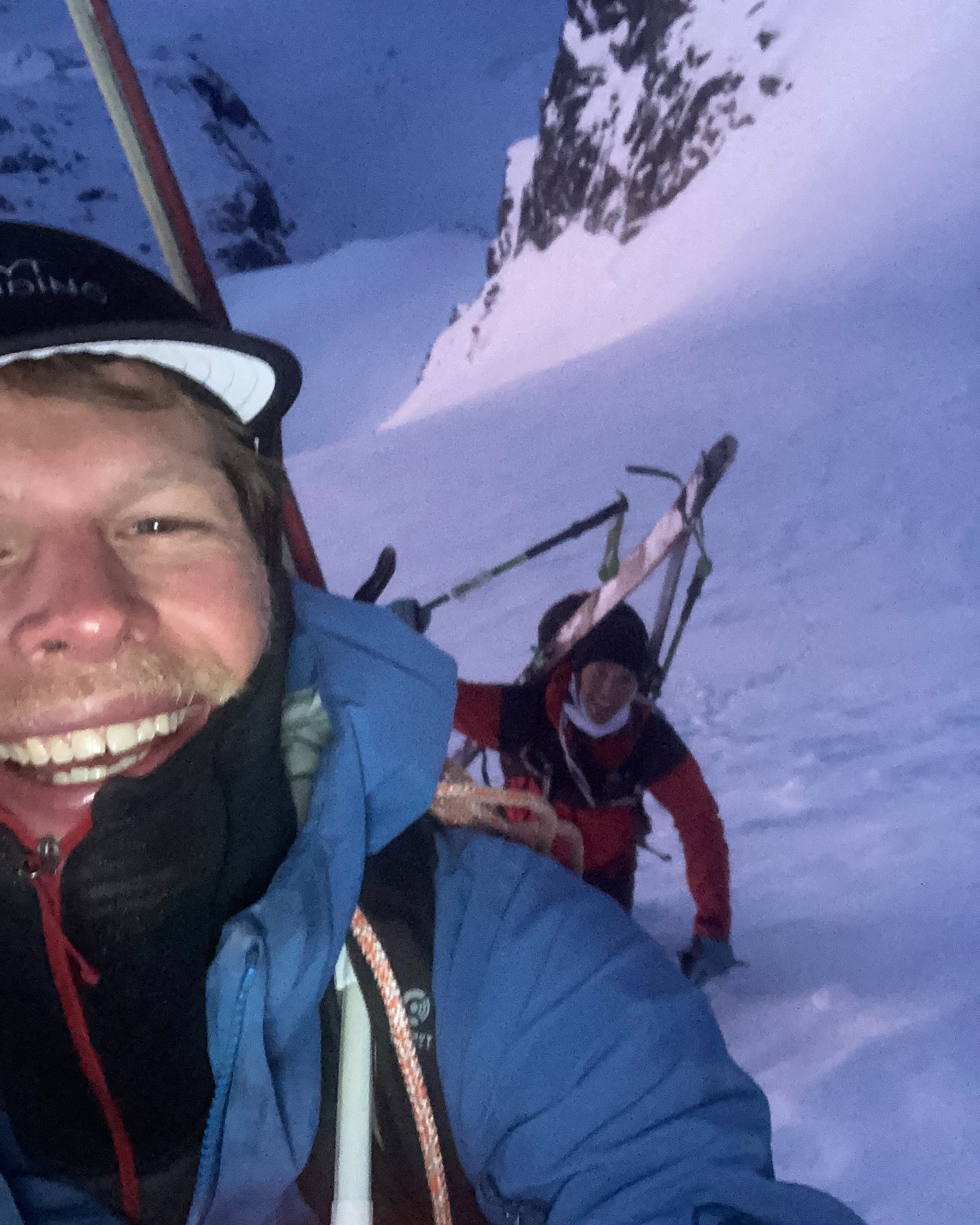 Double trouble!
Flyyt Guiding går fra en person til to, og bytter navn til Sogndal Ski Guides!
Sogndal Ski Guides består av skivegleder @vetledirdal og @skiveglederstreet
Sogndal Ski Guides har som mål om å tilby de beste skiopplevelsene i Indre Sogn. Området er kjent for kanskje Norges beste snø, og sammen med et terreng som er skapt for skikjøring er det vanskelig å bomme. De utallige variasjonene og valgmulighetene sørger for skikjøring i god og myk snø hver dag, hele sesongen.
Ta turen til Sogndal og bestill en guidet skitur. Opplev hva skikjøring virkelig er, der ren skiglede er i fokus!