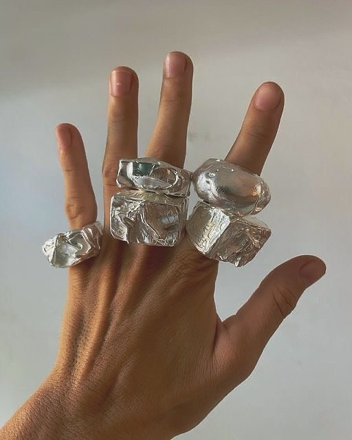 March is aquamarine season… ꩜
The color ranges from light blue to dark blue or even greenish blue. Aquamarine has always been associated with water and the light shades of the sea. This gemstone was used as a protective talisman for safe travel by boat and for luck in catching fish.
Images from pinterest