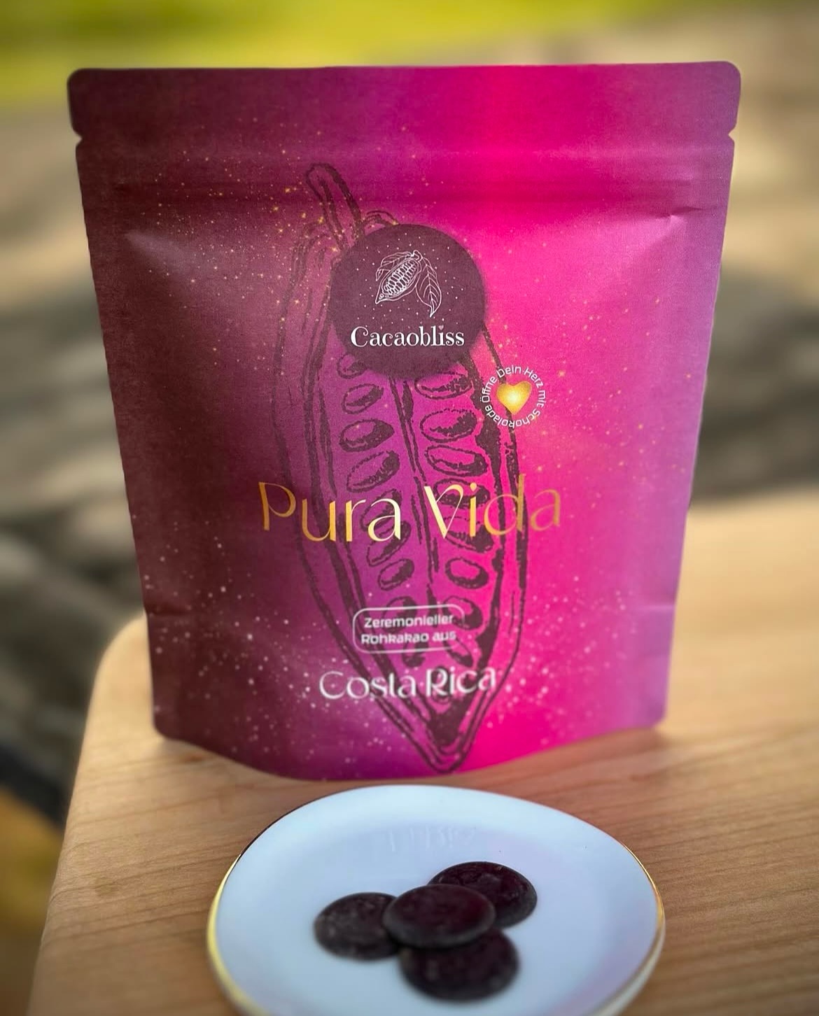 Dieser zeremonielle Rohkakao aus Costa Rica ist einzigartig und hat einen sehr edlen Geschmack mit einem starken Charakter. Er hat eine wunderbare Energie und wird fair, ganzheitlich und nachhaltig an den Küsten Costa Rica's angebaut. 100% Kakao für deine Kakaozeremonie.