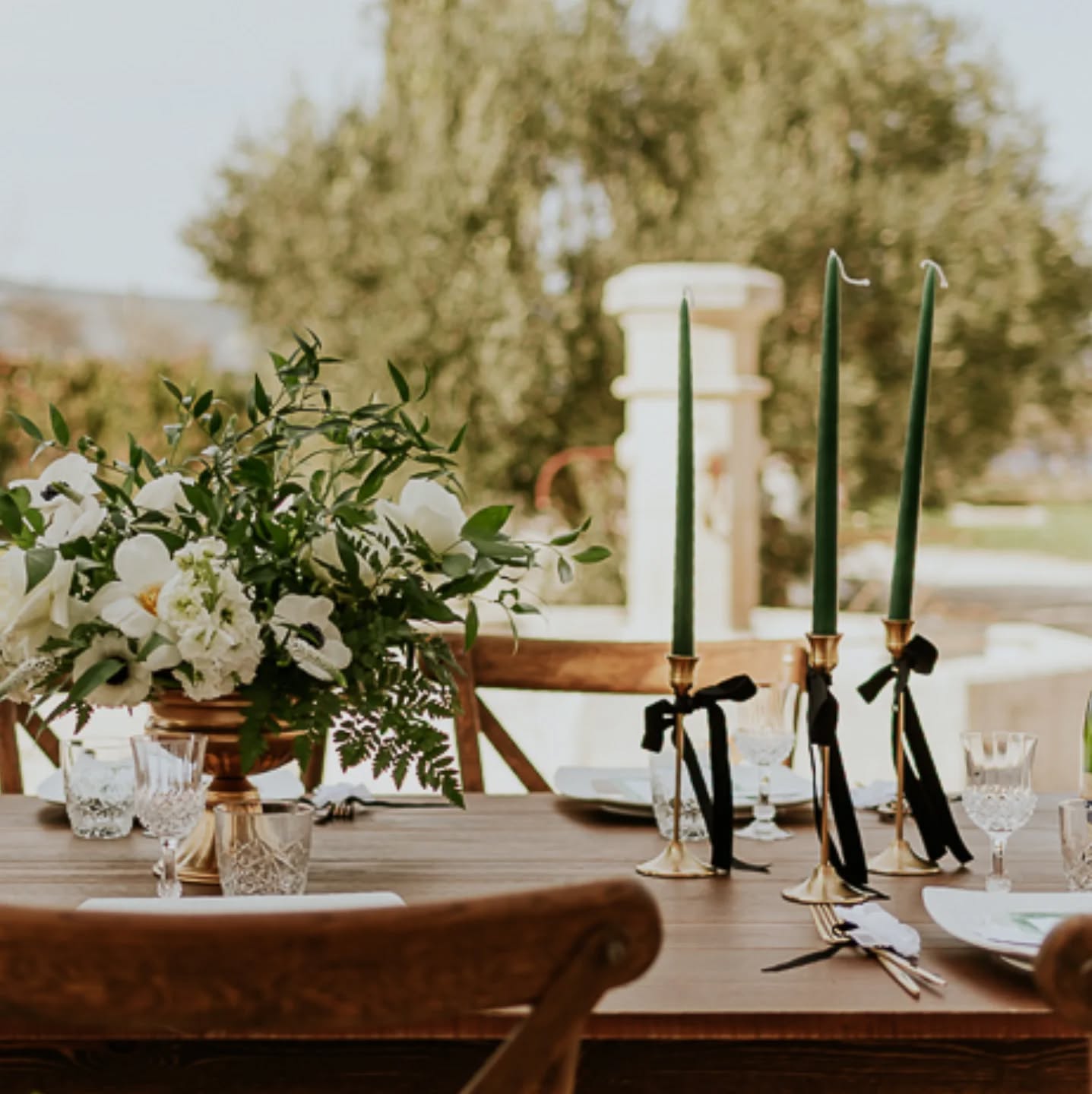 Nos chandeliers en laiton, disponibles en trois tailles différentes, apportent une touche de raffinement et de chaleur à votre décoration de mariage. Parfaits pour structurer un centre de table et jouer sur les hauteurs, ils créent une ambiance douce et sophistiquée.
✔️ Idéals pour une ambiance chic et intemporelle
✔️ Se marient parfaitement avec des bougies effilées pour un rendu élégant
✔️ Ajoutent du relief et de la lumière à vos tables de réception
Associez-les avec nos autres éléments décoratifs pour un mariage harmonieux et lumineux ! 💛✨
📍 Disponible à la location dans le Pays d’Aix-en-Provence et la Provence Verte
📞 Contactez-nous pour réserver ces pièces d’exception !
___
Our brass chandeliers, available in three different heights, bring a touch of refinement and warmth to your wedding decor. Perfect for structuring your centerpieces and playing with heights, they create a soft and sophisticated ambiance.
Why choose them?
✔️ Ideal for a chic and timeless atmosphere
✔️ Pair beautifully with tapered candles for an elegant look
✔️ Add dimension and a warm glow to your reception tables
Match them with our other decorative elements for a harmonious and radiant wedding!
📍 Available for rent in Pays d’Aix-en-Provence and Provence Verte
📞 Contact us to book these stunning pieces!
___
Direction artistique :
@julieetvictor_wedding et @gisele.carles
Lieu de réception : @bastideetmoi
Décoration et fleurs : @julieetvictor_wedding avec @provencelocationmariage
Faire part & papeterie, bouteille de champagne peinte à la main : @gisele.carles
Photographe : @nencioni_nathalie_photographe
Vidéaste : @benoitmatteivideaste
Robe de mariée : @antheandri
Costume : @i_gilles_marseille
Modèle homme : @remy_rnl
Modèle femme : @K_rima05
Coiffure & maquillage : @laura.laigneau
Accessoires cheveux : @lasuitecoiffure_
Pâtisserie : @les_gourmandises_dorees
Cadeaux d'invités : @lessablesdejess