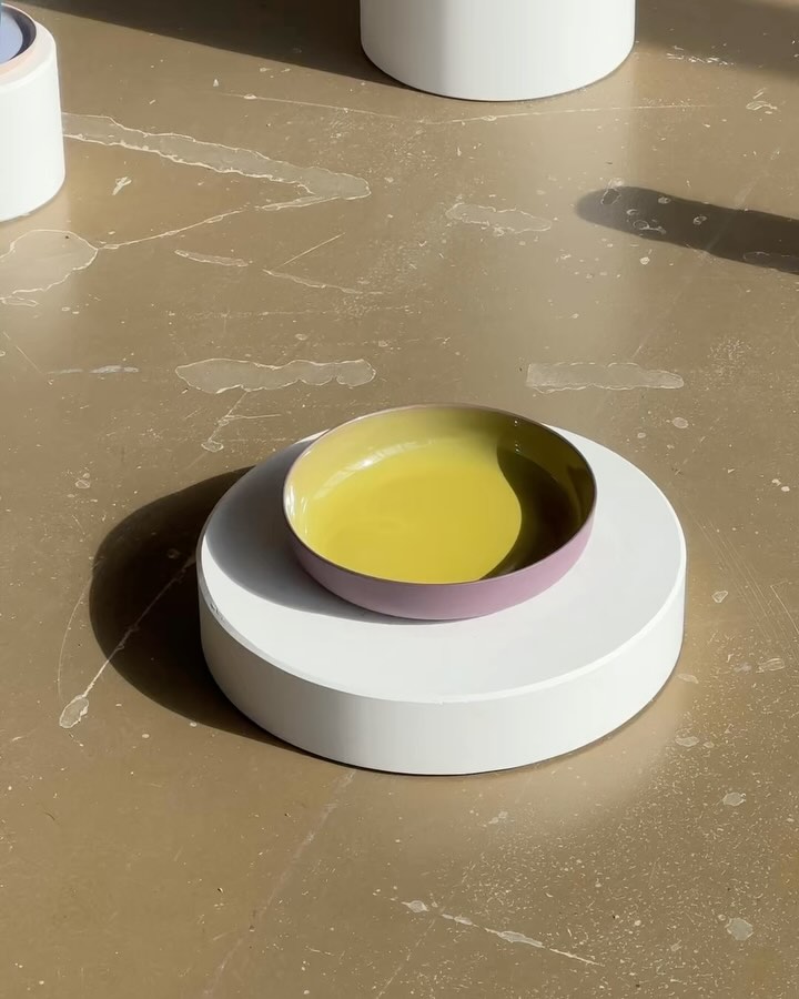 It’s a wrap! Spending this week with @marikeandeweg & @studio_sodalime has been an absolute joy. Seeing how visitors responded to our presentation was such an interesting experience. Our goal was to create a gallery setup filled with color while maintaining a serene feel—and based on the lovely reactions we received, I think we achieved just that. It was especially heartwarming to see people linger, spend time to take in all our work, and engage with us, fully absorbing the atmosphere.
Couldn’t make it in person? I’m opening my studio doors at the Krommestraat in Amersfoort on March 29 from 10.00-12.00. Want to see the pieces in person before making your decision? Unsure whether to pair a Midnight plate with a Noon bowl or swap them around?This is the perfect time to explore the collection up close and shop your favorites. I’ll be there to guide you and answer any questions. Would love to see you there ♥️☀️