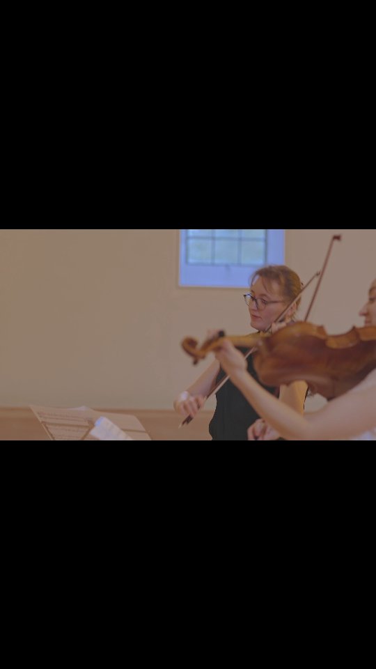 • Recording of six folk songs by the Armenian composer Komitas, beautifully captured by @elena_belevantseva ✨️🎻🌱🦢
🎻 Duo Bernsted/Avakian @avakian_anna
🎙@e_hmortensen
📽 @elena_belevantseva
🏛 @koncertkapellet
