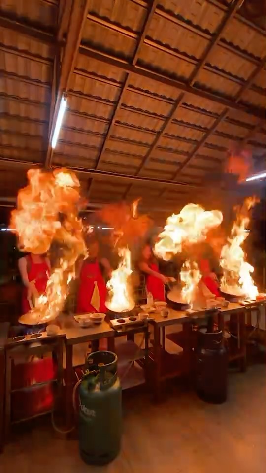 Cooking with fire isn’t just a technique—it’s an art. Watch the flames work their magic! 🔥✨
🇹🇭 #ThaiCooking
🍜 #PadThai
🥢 #WokCooking
🔥 #WokHei
🍳 #StreetFoodStyle
🥘 #AsianFlavors
🔥 #authenticthai