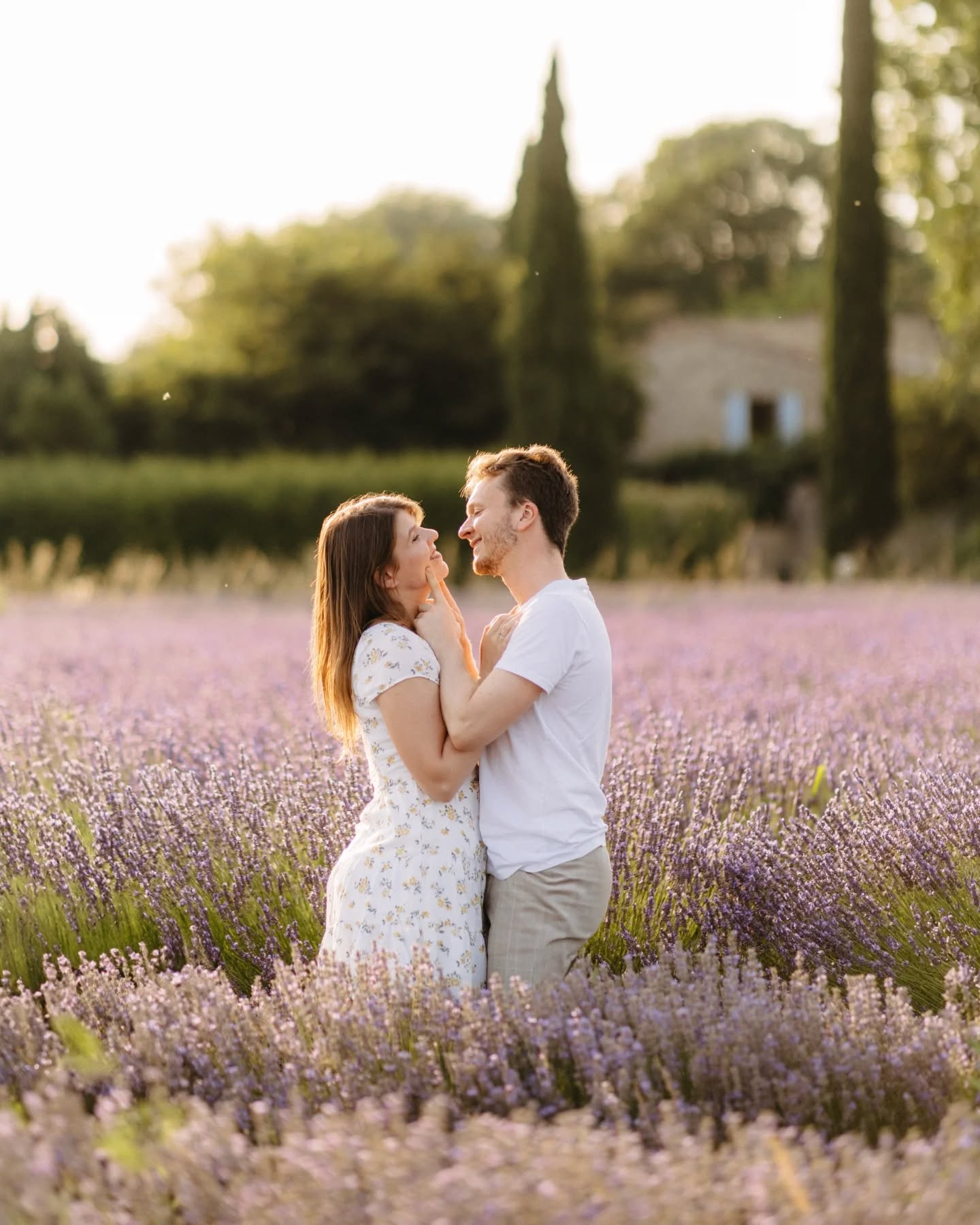 Petit post parfumé du lundi après midi 💜🪻
Ces deux amoureux chéris se sont dit oui l'été dernier, et pour leur session engagement ils m'ont fait découvrir un très beau champs de lavandes, digne d'une carte postale de Provence 🐝🌼
J'ai lu chez @eva_cgn que la Golden hour n'était plus à la mode dans le monde de la photo 😌 on ne peut pas nier qu'on en voit beaucoup moins et que la tendance est plutôt aux flash et à une esthétique éditoriale des magazines de mode plus froide et léchée. Mais j'ai depuis longtemps fait une croix sur l'envie de coller aux tendances et j'accepte mon côté hasbeen, c'est même hasbeen d'utiliser ce terme 🫡
Au delà de ce rendu que j'aime depuis toujours, le moment de la Golden hour c'est un tout qui rend les instants magiques. C'est la chaleur de l'été qui tombe enfin, les volets des maisons qui s'ouvrent pour faire entrer la lumière, c'est les grillons qui chantent, un calme rassurant et familier. Et je ne suis pas prête de m'en passer. Même si je reste ouverte à d'autres possibilités créatives et des jeux de lumiere différents, celle qui vient se coucher sur le monde avant la nuit, qui embrasse vos peaux avec douceur et flatte vos silhouettes, je ne m'en lasserai jamais ✨️
#photographeprovence #provencephotographer #luberoncoeurdeprovence #aixenprovencephotographer #goldenhourlover #belovedstories #authenticlovestories #mariageaixenprovence #couplesession #engagementshoot #bridetobe #lavenderfields #mariageprovence #truelove #naturallightphotography #weddingphotographer #weddingprovence