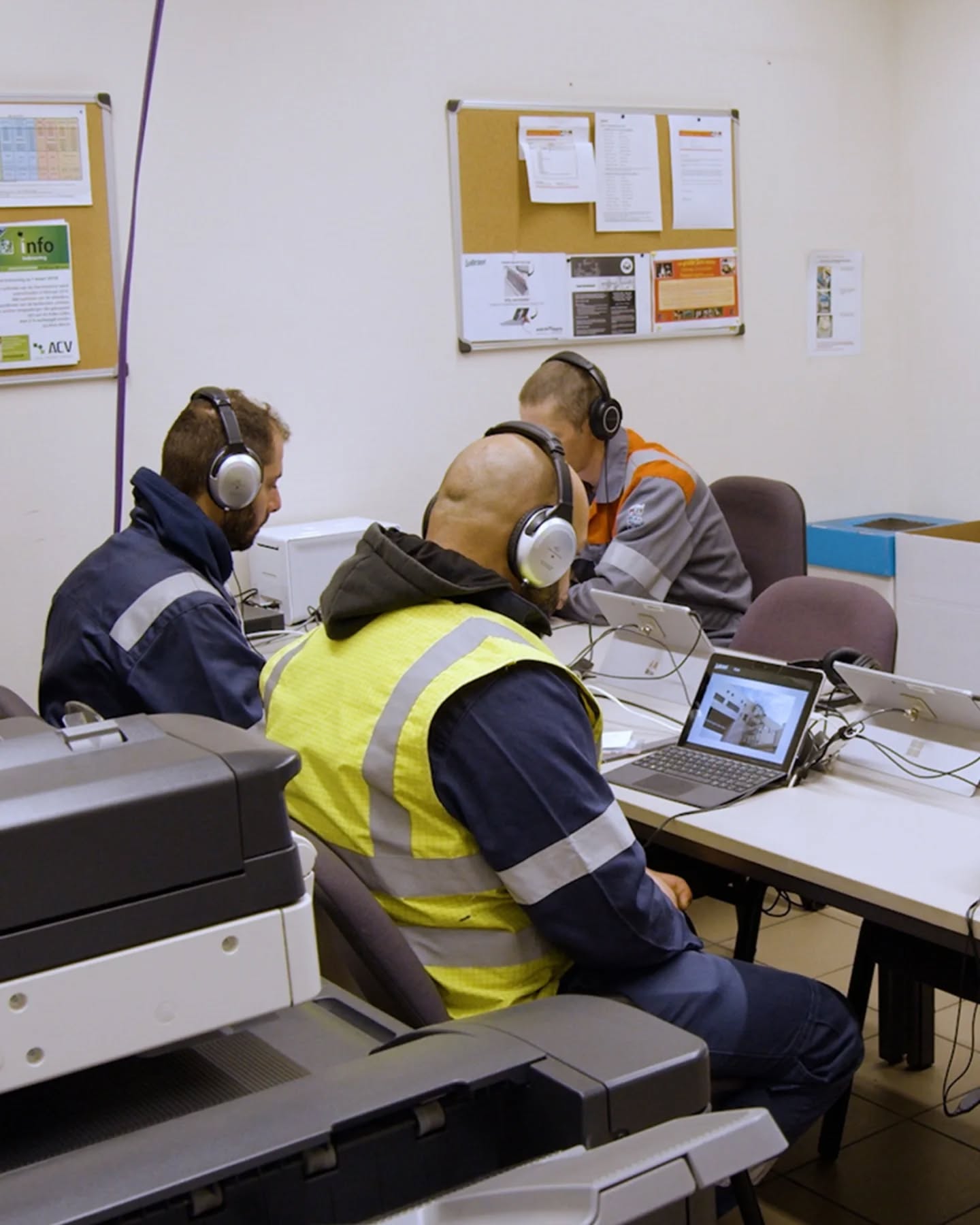 Wist je dat we verschillende opstellingen van onze opleidingsapplicatie aanbieden?
💡 Je kan er bijvoorbeeld voor kiezen om te werken met tablets. Bij Lubrizol in Kallo kozen ze voor losse tablets bij de onboarding van contractors, zodat die vrij ingezet kunnen worden in hun onthaal- en opleidingsruimte.
🚀 Al naargelang de drukte kunnen die ook makkelijk aangevuld worden met extra tablets. Een flexibele oplossing dus.
👉 Meer weten over de mogelijkheden van onze opleidingsapplicatie? Surf naar onze website, die je vindt in de bio.
#ingeblikt #veiligonthaal #safety #veiligheidsfilm #opleidingssoftware #onthaalkiosk