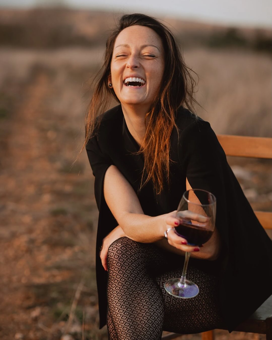 Vous révéler. ✨ C’est tout le sens de ces séances portraits.
Morgane m’a confié son histoire, et ensemble, nous avons imaginé cette séance à son image : du caractère, de la résilience, et cette envie de reprendre confiance en elle. Une femme lumineuse, qui éblouit le monde par son rire, son charisme et son sourire.
Merci Morgane pour ce moment hors du temps, chargé d’émotions et de révélations. Les nuages qui nous ont accompagnés au début ont peu à peu laissé place à un magnifique coucher de soleil… comme un écho à son parcours. ☀️💛
#PortraitDeFemme #Révélation #Résilience #ConfianceEnSoi #PhotographieÉmotion
#photographemontauban #leslysouletphotographe #portraitlifestyle