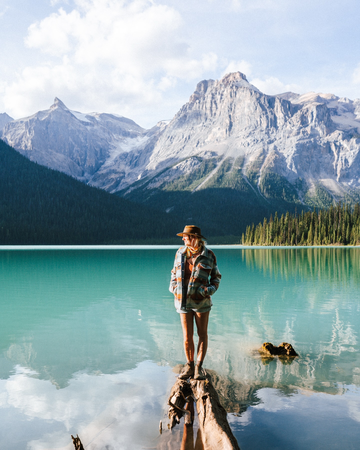 Wo sich eine Tür schließt, öffnet sich eine neue. So kann man meinen Start ins neue Jahr beschreiben.
Letzten Sommer sind Dominik und ich aufs Land in die Eifel gezogen. Mit dem Umzug habe ich meinen absoluten Traumjob begonnen – als Tourguide für geführte Wanderungen mit Lamas und Alpakas. Endlich konnte ich meine liebsten Dinge auch beruflich ausleben: wandern, draußen sein und mit Tieren arbeiten.
Ich habe es so sehr geliebt, dass ich dafür sogar meine Gesundheit aufs Spiel gesetzt habe. Nach einer COVID-Infektion bin ich viel zu schnell wieder arbeiten gegangen, obwohl ich noch Beschwerden hatte. Dann habe ich mir zu Hause so stark den Fuß gestoßen, dass ich wochenlang Schmerzen beim Laufen hatte.
Anfang des Jahres dann der Schock: die Kündigung. Ich hätte die „falsche Einstellung“ zum Job. Habe ich Fehler gemacht? Ja. Aber gekündigt zu werden … das hat mich umgehauen. Ich habe die Welt nicht mehr verstanden, war wütend auf mich selbst – wieso bin ich mit Schmerzen zur Arbeit gegangen? Ich bin dann endlich zum Arzt gegangen. Und siehe da: Das Zeh gelenk war gebrochen. Und ich bin damit noch fünf Wochen täglich bis zu zehn Kilometer gelaufen. Eigentlich hätte es operiert werden müssen, dafür war es aber schon zu spät. Jetzt hieß es abwarten, nicht belasten und hoffen, dass alles richtig zusammenwächst. 🙏🏼
In dieser Zeit hatte ich viel Gelegenheit, nachzudenken, zu reflektieren und neue Pläne zu schmieden. Und obwohl mich die Kündigung getroffen hat – ich lasse mich nicht unterkriegen.
Plötzlich kam ein Gedanke, eine fantastische Idee. Ich habe recherchiert, gezweifelt, meinen Plan zehnmal wieder verworfen. Aber vor einem Monat habe ich meinen Mut zusammengenommen und mich für eine neue Ausbildung angemeldet! Keine klassische, aber eine, bei der ich viel Neues lernen und mich persönlich weiterentwickeln werde.
Welche Ausbildung es ist, verrate ich im nächsten Post. Was glaubt ihr? Schreibt eure Vermutungen in die Kommentare – ich bin mega gespannt!
Tipp: Ich werde damit meine Komfortzone ordentlich verlassen und mich einigen Ängsten stellen. 🫣
#lebedeinentraum #outdoorgirl #wildwoman #kanada #yohonationalpark #femaleexplorercommunity