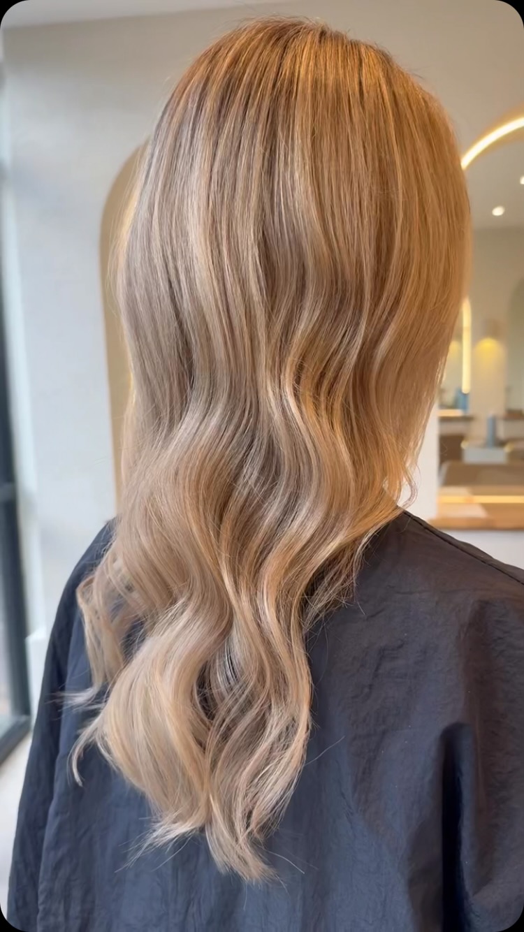 Creamy Vanilla Blonde - I’m still obsessing over this colour 🍯🍦🤍
#hair #blonde #balyage #honeyblonde #vanillablonde #wella #redken