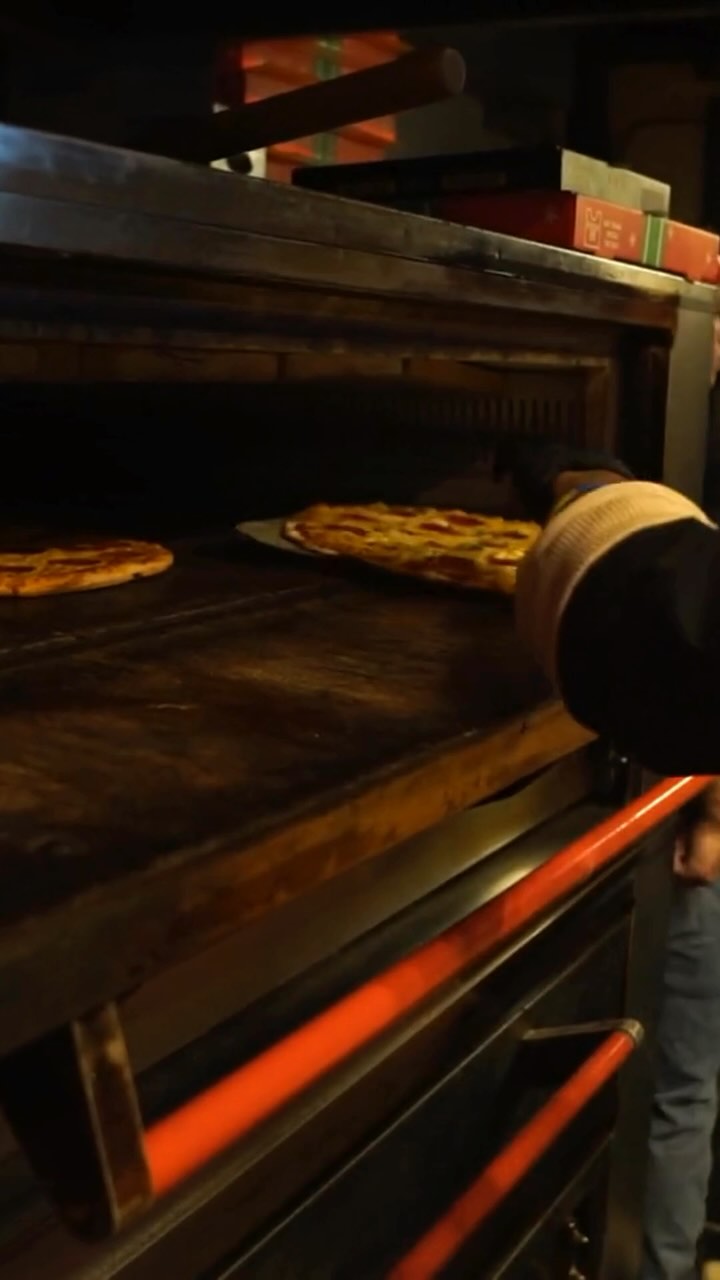 Pizza this good takes skill, passion, and the freshest ingredients. 🍕🔥 At GAPCo, our team brings the heat—literally! From tossing the dough to adding the perfect toppings and serving it up hot, every step is done with care.
Why settle for anything less? Get your fresh, made-to-order pizza today. Order online or visit us! 🍕
.
.
.
#greenvilleavenuepizzacompany #gapc #pizzaislife #pizzalover #pizzalovers #DallasTexas #PizzaSlayer #PizzaCompany