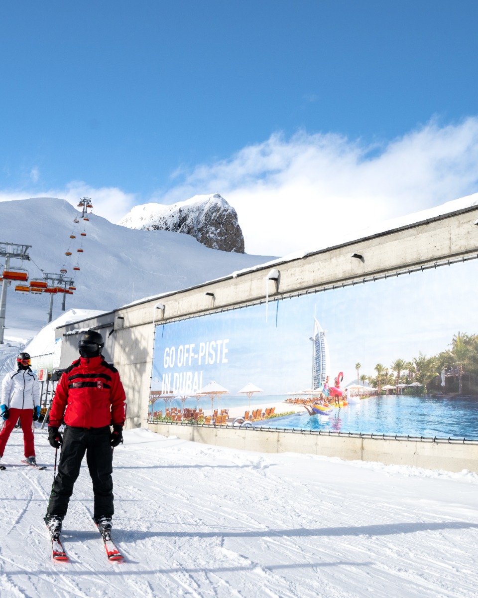 No loud ads, no disruptions, just the seamless presence of Dubai Tourism that felt very natural.
Just a subtle reminder that after the cold comes warmth again. From the icy slopes in winter to warm beaches in summer, the transition was effortless.
The best campaigns don’t fight for attention, they become part of the experience. What do you think?
#outdoormedia #advertising #oohadvertising #brandcampaign #skimedia