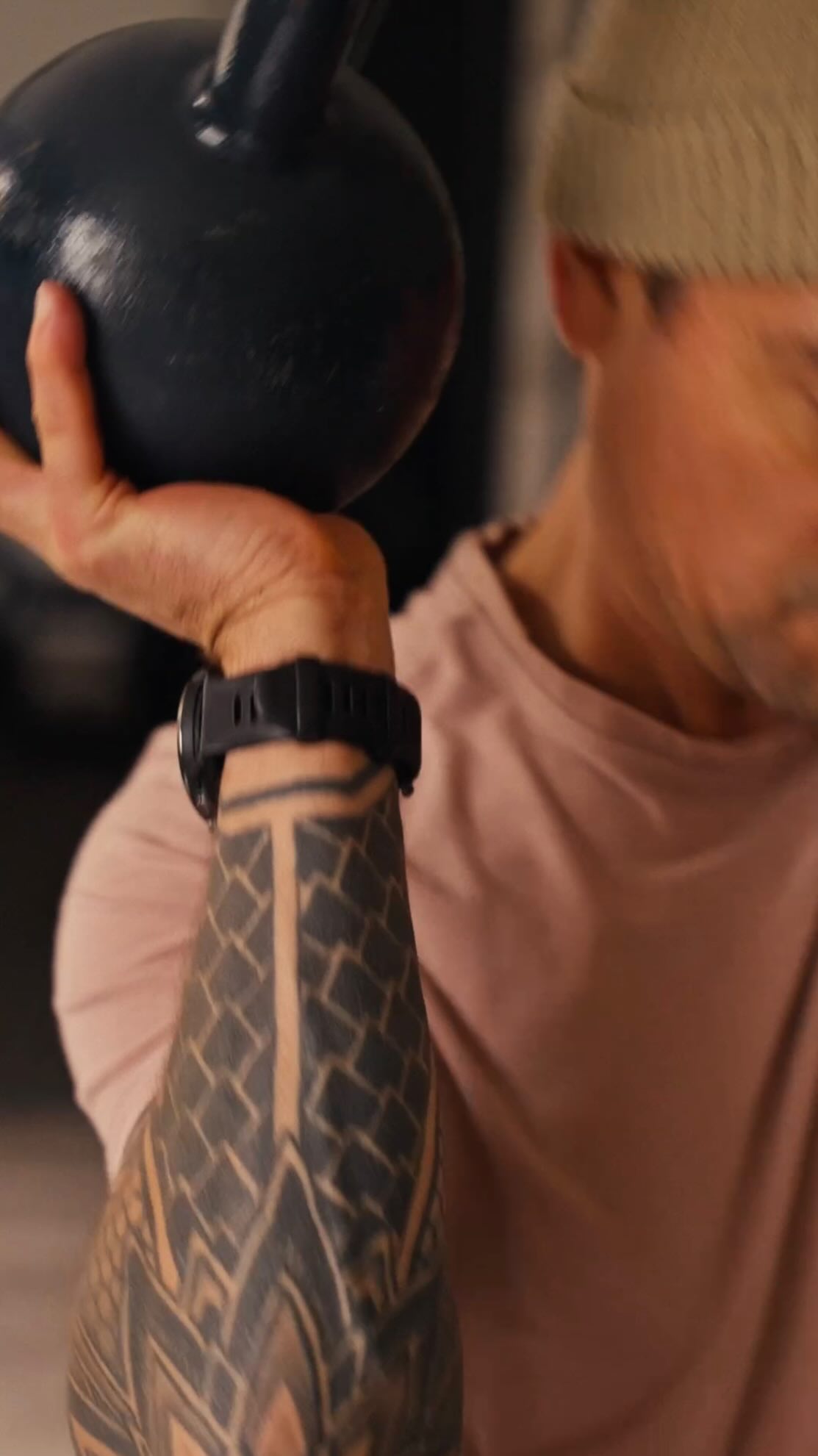 Depuis un mois, je sors de ma routine habituelle pour explorer d’autres façons de bouger. Un mix entre poids du corps, charges libres et travail fonctionnel pour développer force, explosivité, contrôle et mobilité.
L’idée ? Devenir plus complet, plus athlétique, sans me limiter à une seule méthode.
Le corps s’adapte à ce qu’on lui donne… alors autant lui donner de la diversité. 🌈