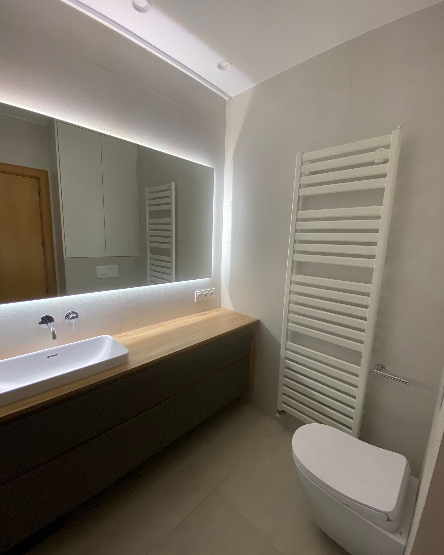 ✨ L’ABANS I EL DESPRÉS D’UN BANY: UNA TRANSFORMACIÓ ESPECTACULAR! ✨
Renovar un bany pot canviar completament la percepció d’un espai i aportar confort i estil al teu dia a dia. En aquest projecte, hem passat d’un bany antic i poc funcional a un ambient modern, lluminós i ple d’encant.
✅ Materials de qualitat per a un acabat elegant i durador.
✅ Distribució optimitzada per aprofitar cada centímetre.
✅ Il·luminació ben pensada per crear una atmosfera acollidora.
✅ Detalls personalitzats que fan d’aquest bany un espai únic.
Què et sembla el canvi? T’agradaria donar un nou aire al teu bany? Explica’ns com t’imagines el teu!
#ReformaBany #Interiorisme #AbansIDesprés #DissenyDInteriors #espaih #dsing