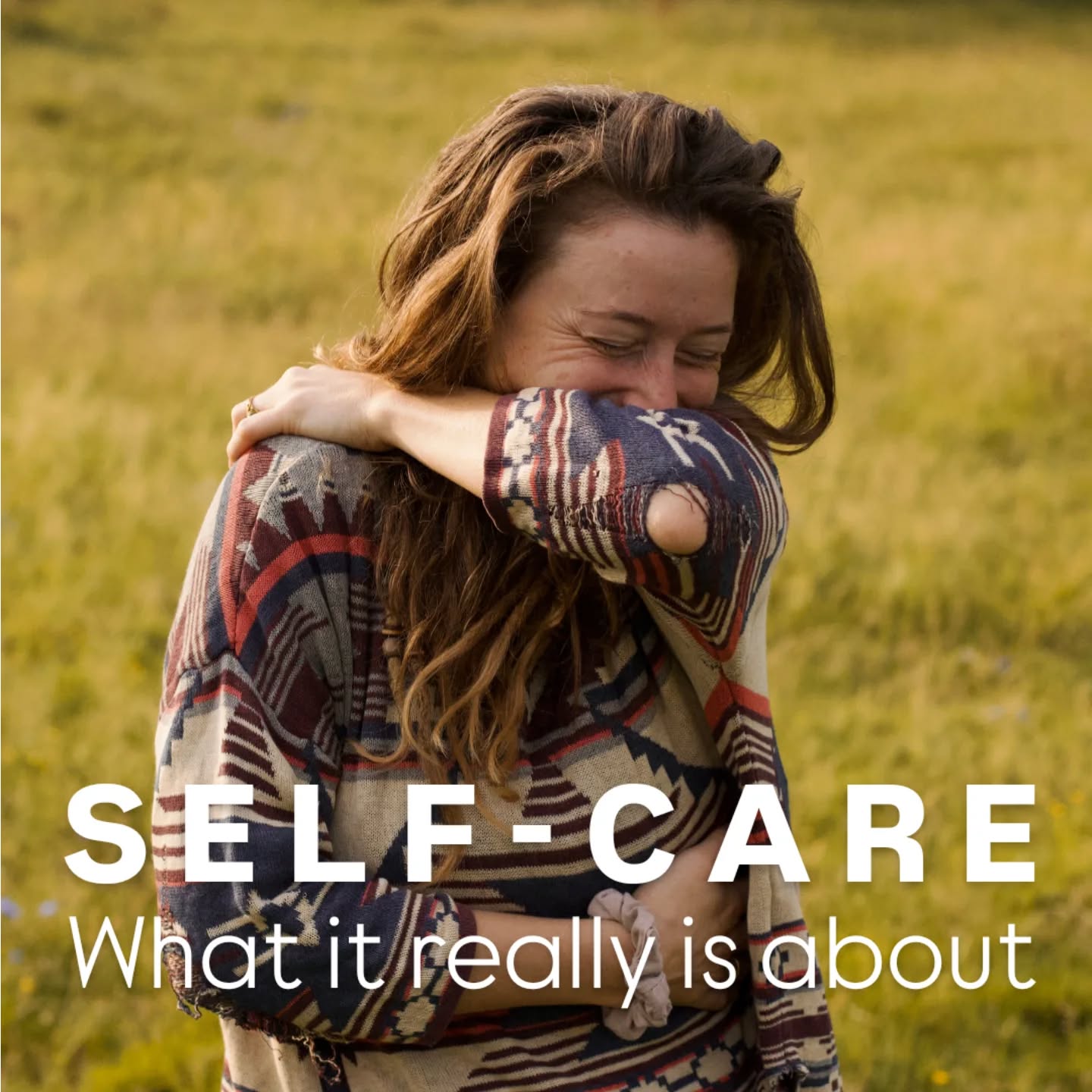 Selbstfürsorge kann sehr unterschiedlich aussehen:
- für sich selbst kochen
- eine Tasse Tee trinken
- ein Bad nehmen
- früh ins Bett gehen
- seine Finanzen verwalten
- mit Freunden reden
- Zähne putzen
Aber das ist sehr oberflächlich.
Worum es bei der Selbstfürsorge WIRKLICH geht, ist zu sich selbst zurück zu kommen, sich bewusst zu machen, dass ich jemand (engl. someBODY) bin und sich selbst nicht für selbstverständlich zu halten oder gar zu vergessen.
Und ja, das ist nicht nur möglich, sondern für jeden von uns bis zu einem gewissen Grad (und zu einer bestimmten Tageszeit) Realität. Wir vergessen uns selbst, obwohl wir jeden Tag herumlaufen und arbeiten.
Oder hast du noch nie vergessen zu trinken, zu essen, aufs Klo zu gehen...?
Das nennt man im Englischen "Disembodiment".
Um verkörpert ("embodied") zu sein - also mit unserem Körper, uns selbst spürend, mit uns selbst verbunden - müssen wir für uns selbst sorgen. Daher das Wort Selbstfürsorge.
Für die Selbstfürsorge müssen wir verkörpert sein, um zu spüren, was wir brauchen.
Selbstfürsorge und Verkörperung (Embodiment oder "being embodied") gehen Hand in Hand.
Und zwar ins Südtirol! Zum Selfcare Retreat 🥰🥳☀️
📅 13. - 21. Juli
📍Südtirol, Italien
Alle Details in den Slides.
Impressionen und Anmeldung via Link in der Bio.