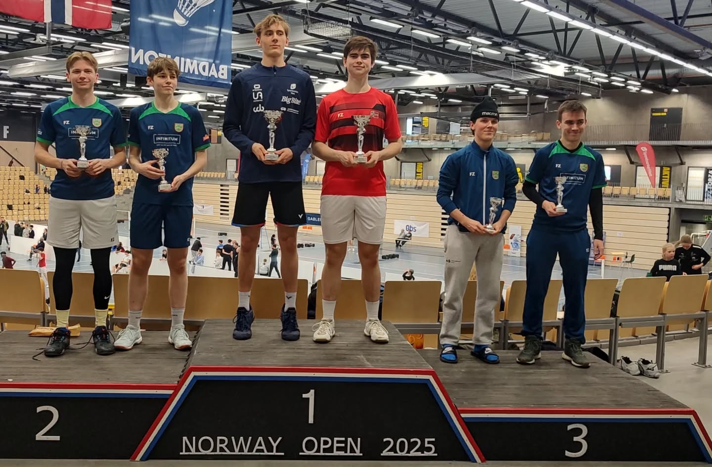 Pallplasseringer i U 19 ble det mange av denne helgen!.
Hd:
🥈 til Haakon og Henrik
🥉 til Amund og Gabriel (med makkere Herman og Pranav
Hs:
🥉Henrik
Ds:
🥇 Mina
🥉Emma
Dd:
🥇Mina
🥉Melanie ( med Signe)
Md:
🥉Haakon og Emma
🥉Henrik (med Hedda)