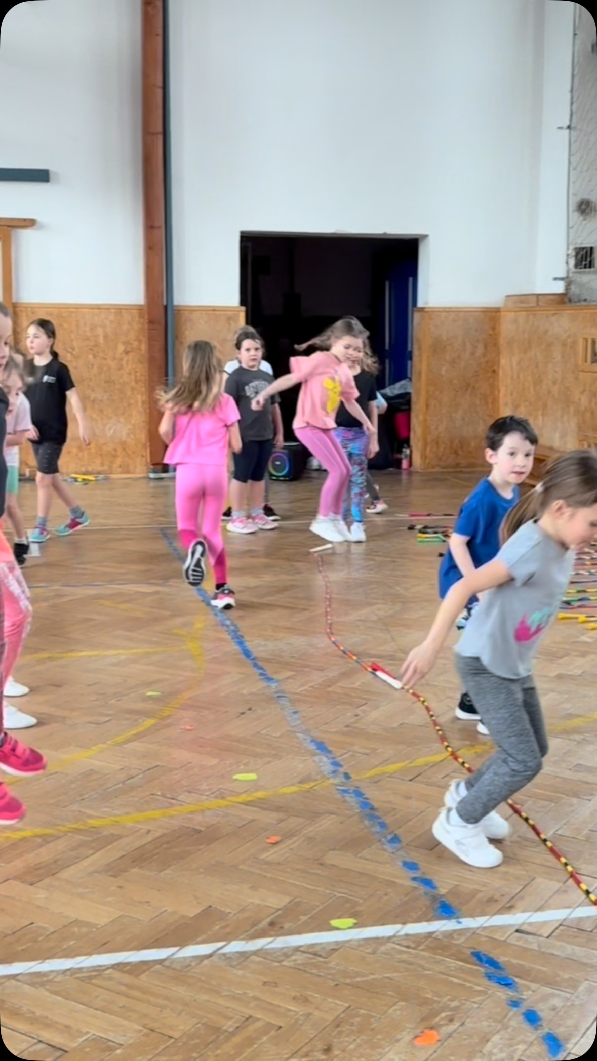 V pátek 14. března děti na Startu navštívily lektorky ze skupiny ŠVIHEJ. Bylo spoustu zábavy – děti se naučily, jak správně skákat přes švihadlo, ale i mnoho nových prvků. 🤩 Na závěr nechybělo ani dobrovolné představení toho, co se kdo během tréninku naučil. 🩷
Všechny děti moc chválíme a zároveň děkujeme @jaja.louda @svihej!
#akademiesportuliberec #jednavelkáparta