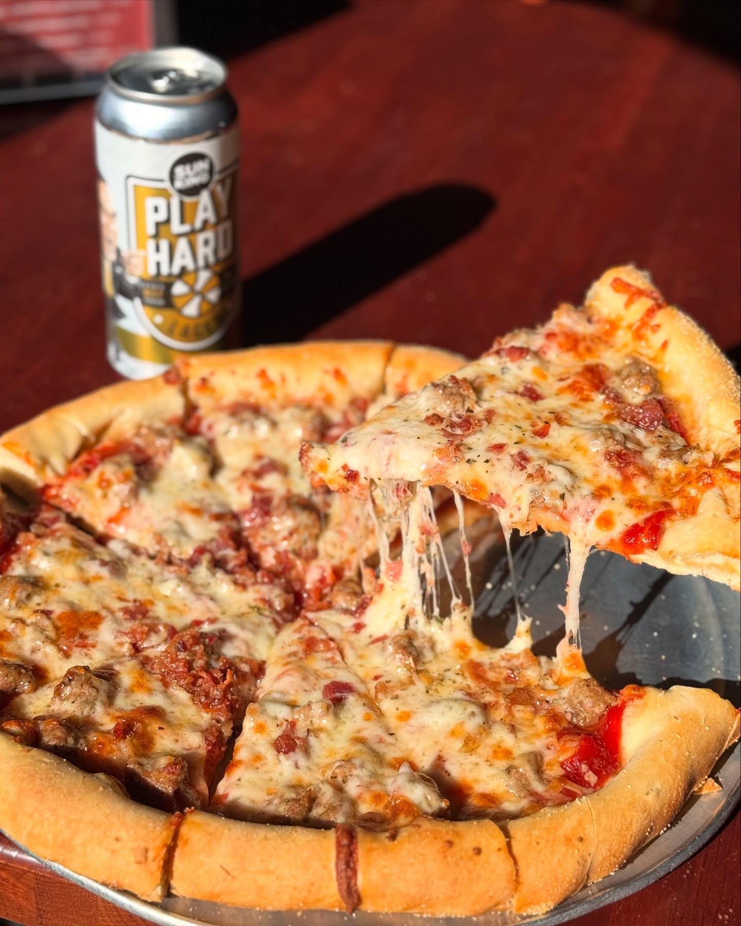 Roselli’s Bbq Special: Sausage, bacon, freshly grated mozzarella, and our homemade barbecue sauce on double crust dough!
Featuring Sun King’s Play Hard!🤩