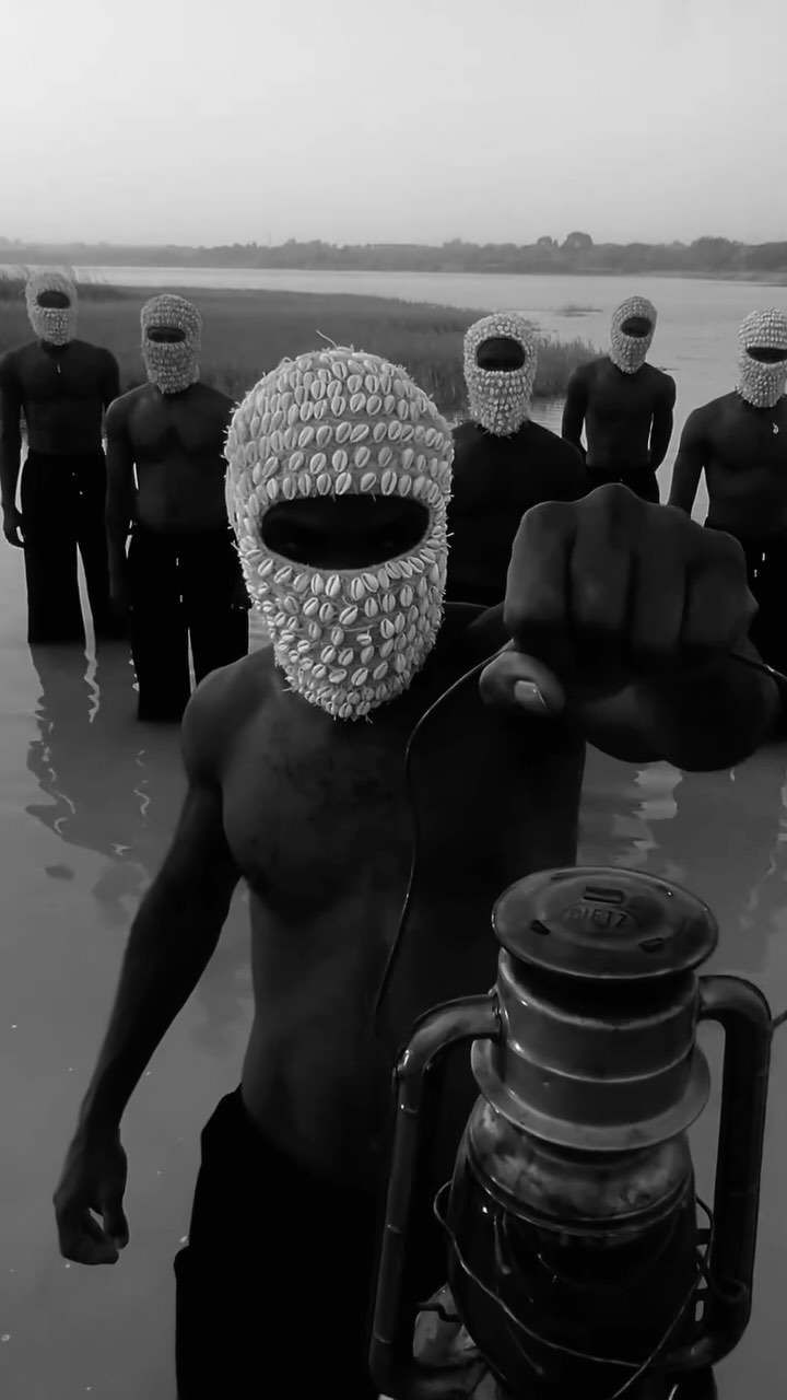 “Three Of Cups” out now! Link in bio.
Video credit: @kingsvillevisualsgallery
Masks and outfits by @olokunhome
Models:
@pelzy_bankz
@trex_360td
@boi.emoji
@__muhammadzubair
@_kwajafa
@heis_optimus
#gitkin #13thwardsocialclub