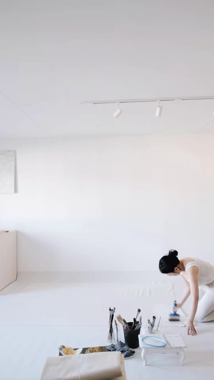 ◽️
The third coat of gesso.
A time when thoughts empty and the body fills.
세번째 젯소칠,
생각은 비워지고 몸은 채워지는 시간
⠀
⠀
⠀
⠀
⠀
⠀
⠀
#gessocoating #WIP #workinprogressart #artworkinprogress #abstractartist #artiststudio #studiodaily #paintersstudio #contemporaryabstract #abstractart #abstrakt #abstraktkonst #abstraktkonstnär #artgallery #artcollector #artcollection #koreansrtist #koreanpainter #추상 #추상화 #추상화가 #suyeonseo_art #artistsuyeon