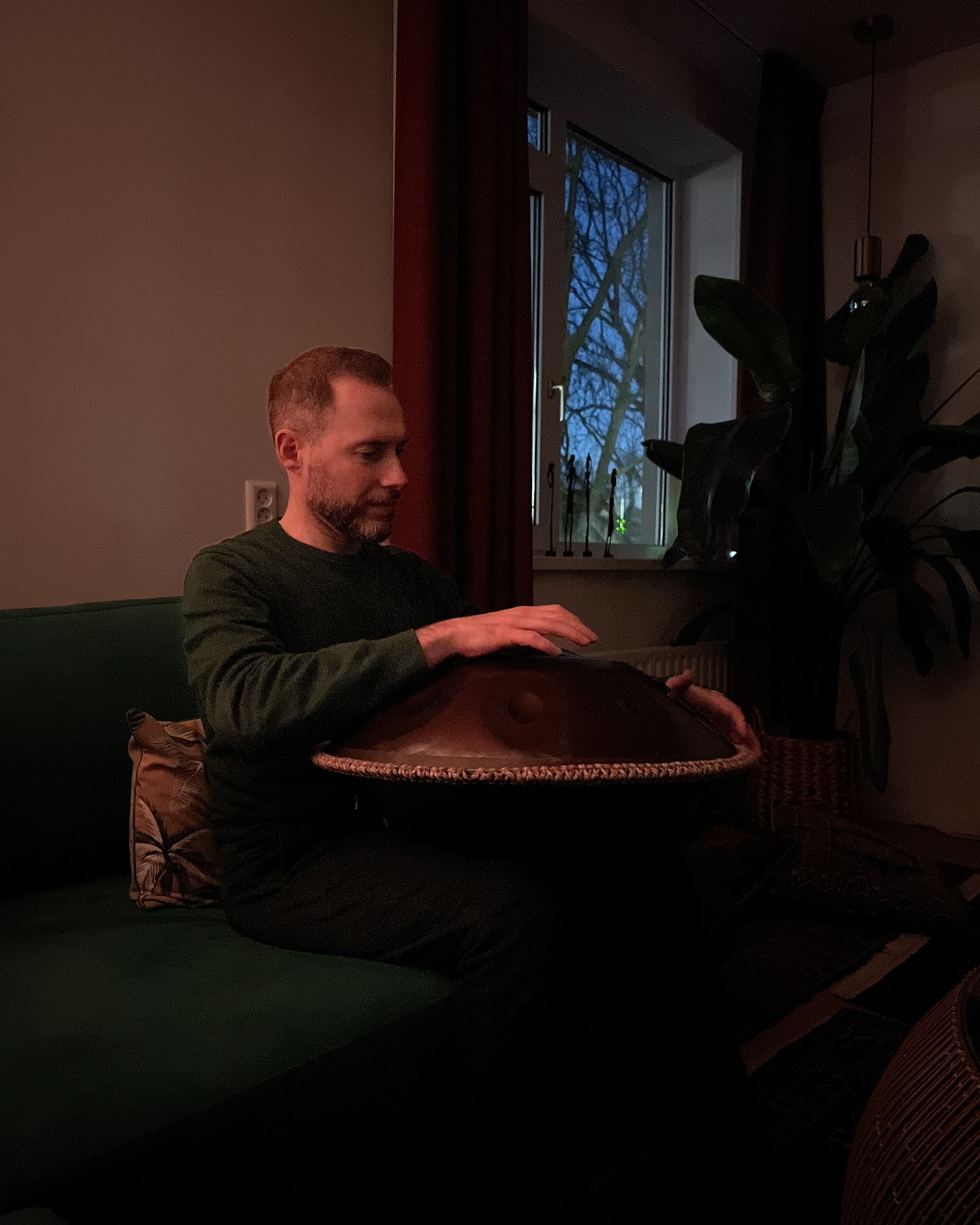 Mijn handpan en ik ✨
Het bespelen van een handpan werkt meditatief en helpt mij om na een drukke dag weer helemaal in te tunen bij mezelf.
Wat is jouw manier om te ontspannen en weer in contact te komen met jezelf?
#Handpan #Meditatie #KlankBad #DKurd
