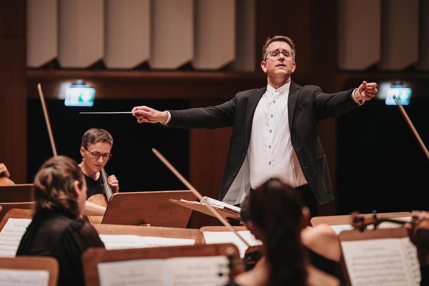 Es ist wieder soweit: liebe Musikfreundinnen und Musikfreunde 🫶
in diesem Jahr bereits im Frühsommer ☀️👐
1.6.2025 I 18:00 Uhr I Stadthalle Aalen
Das AALEN FESTIVAL ORCHESTER mit Dirigent Gero Wittich und rund 40 Musiker:innen aus ganz Deutschland
Das Programm steht 💪
Gioachino Rossini: Ouvertüre zu „Der Barbier von Sevilla“
Charles Gounod: Sinfonie Nr. 1 D-Dur
Felix Mendelssohn: Sinfonie Nr. 4 A-Dur „Italienische“
👉 Tickets: Link in Bio
Herzliche Einladung 😍🫵
📸 @bwdphoto.de I Holger Bewersdorf
📷 @gero.wittich I Gero Wittich
#aalenfestivalorchester #AAFO #Konzert2025 #gerowittich #aalen #ostalbkreis #stadthalleaalen #klassik #stadtaalen #aalenkulturundevent #musikfürdieseele #musikfürsherz #hiddenchampions