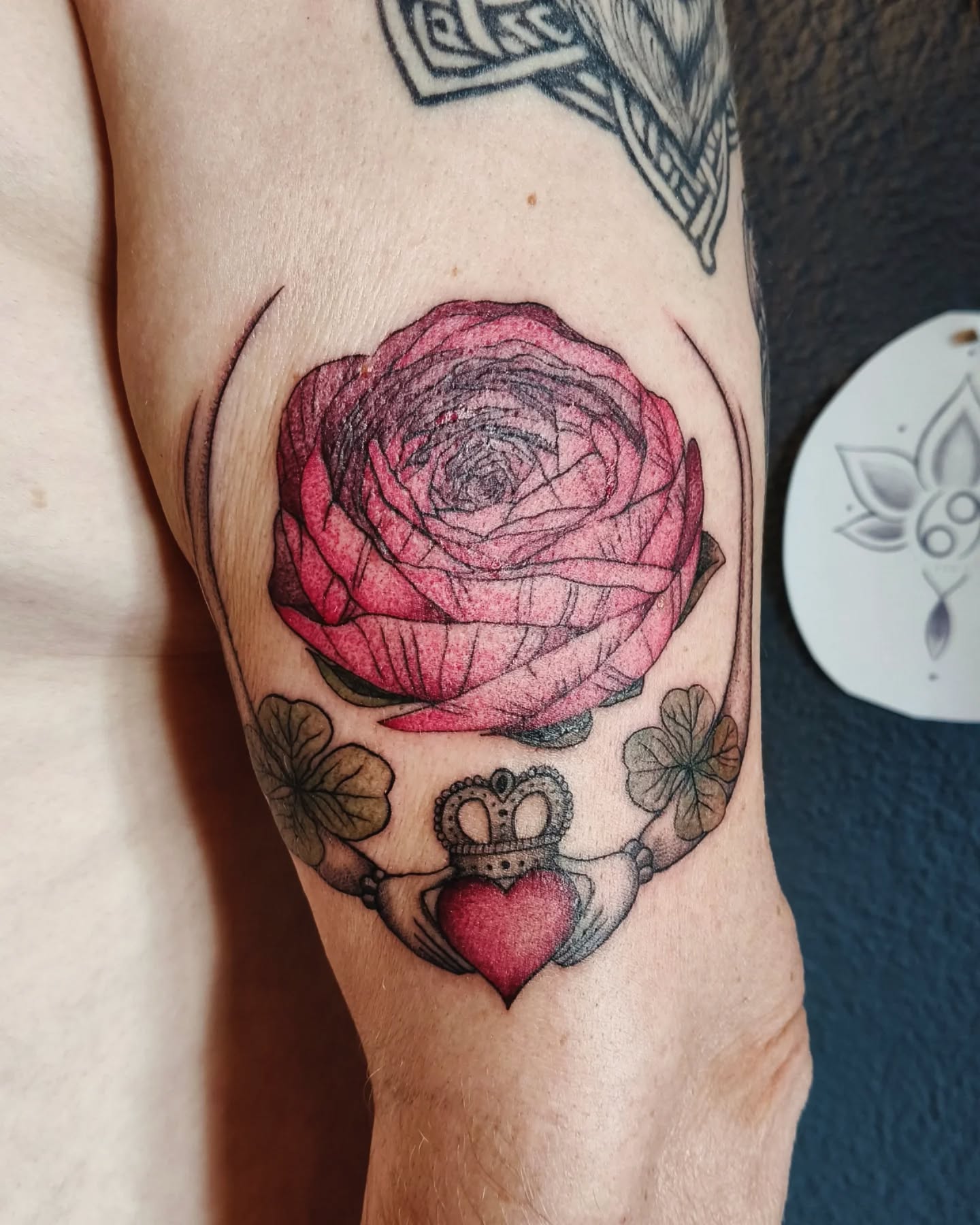 ✨♥️Ranunkel & Claddagh♥️✨
Dieses wunderschöne symbolische Tattoo durfte ich für einen wundervollen Menschen entwerfen und tätowieren ♥️ das Thema lässt sich glaube ich gut erkennen 😉♥️✨
We're gonna go where we can shine ✨✨✨
#symbolictattoo #lovetattoo #spiritualtattoo #claddaghringtattoo #claddaghtattoo #celtictattoo #irishtattoo #colortattoo #ranunkeltattoo #flowertattoo #paartattoo #love