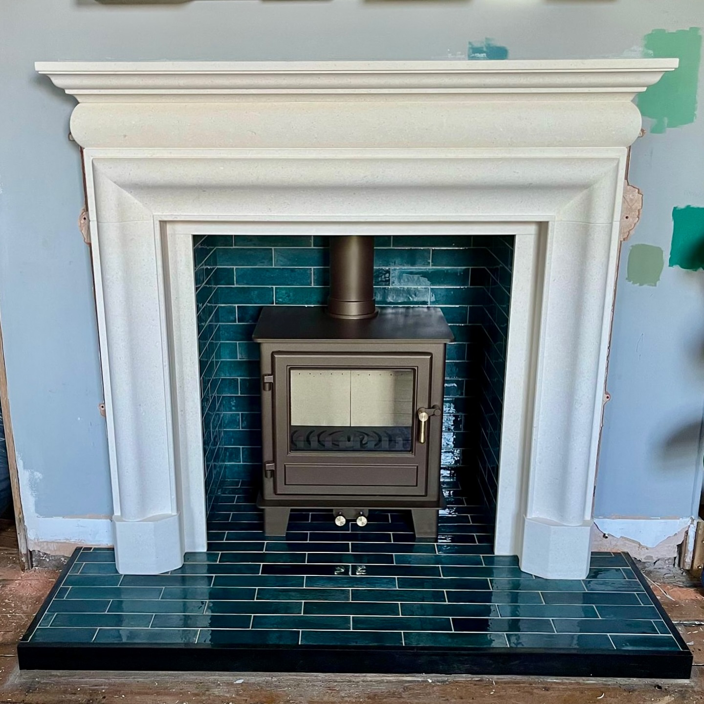 🩵☁️ Dreamy installation of this colourful fireplace & multi-fuel stove.
Featured is the @clockwoodburners Blithfield 5 in Bronze & Brass with @capital_fireplaces bespoke Lume Blue Hearth & Chamber, framed beautifully by the Mulholland in Aegean Limestone.
If you can dream it, we can do it!
#woodburner #logburner #logburner🔥 #solidfuelstove #solidfuel #victorianrenovation #traditionalstyle #traditionaldecor #fireplace #limestone #tileinspo #woodburning #woodburningstove #interiordesigner #interiordesign #interiordecor #fireplaceinspo #dartford #bexleyheath #sidcup #bexley #bexleyvillage #welling #abbeywood #neweltham #bromley #sevenoaks #longfield #townandcountry