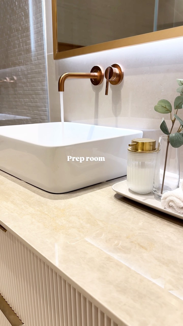 Excited to share our newest Mikvah project 🛀.
This stunning bridal preparation room was designed to elevate your mind and soul prior to your mikveh experience. 😌🙏🏻
Video by @avia.digital
Designed by @bel_archdesign
Glassworks and mirror by @shuki_glass
Tiles & bathroom accessories by @topolski_rezef