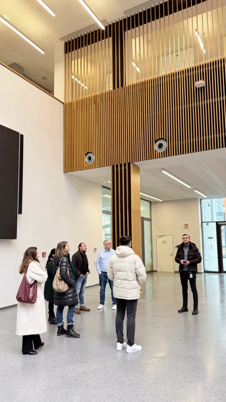 Spannende Einblicke in innovative Architektur! 🏙️
Von smarten Gebäudeautomationstechnologien und neuen Arbeitswelten bei ABB Mannheim bis zur beeindruckenden Stahlverarbeitung bei Schlosserei Klevenz in Waghäusel – unsere Exkursion hat gezeigt, wie Nachhaltigkeit und Präzision Hand in Hand gehen.
Bleibt dran für mehr zur Treppe in Köln! 👀