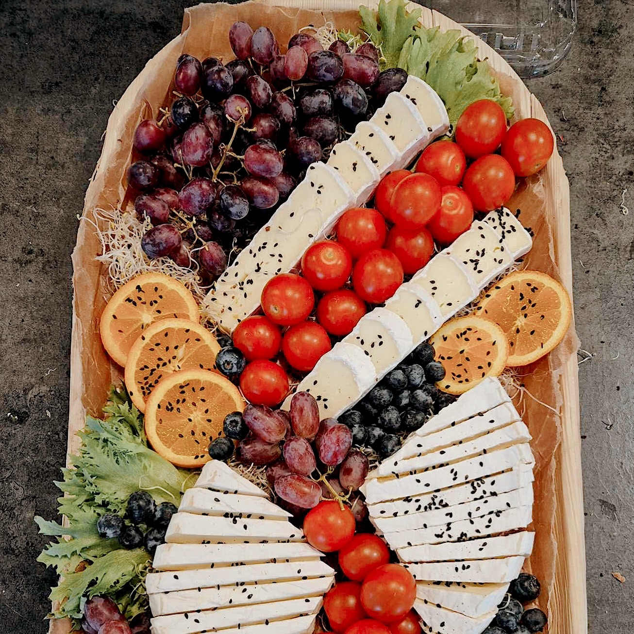 Fredag morgon.
Du snoozade lite för länge och frukosten glömdes bort. Med magen som kurrar kommer du in på kontoret och undrar hur du ska klara dig fram till lunchen.
Du smyger bort till fikarummet för en snabb espresso, när plötsligt... du tror knappt dina ögon! Hotellfrukosten är här: Brickor med rökt skinka, itsliensk salami, vegans falafel, ost, grönsaker, krispiga levainbröd, pumpafrallor och varma amerikanska pannkakor.
Är det en dröm? Nej, det är bara en omtänksam kollega som har beställt en frukostbuffé från oss! 🍳🥞✨
Bli du också en omtänksam kollega!
Beställ nästa veckans frukost nu; info@frukostleverans.se
#frukost #frukostpåjobbet #frukostleverans #morrisandbens #frukostbuffe #göteborg #företagscatering