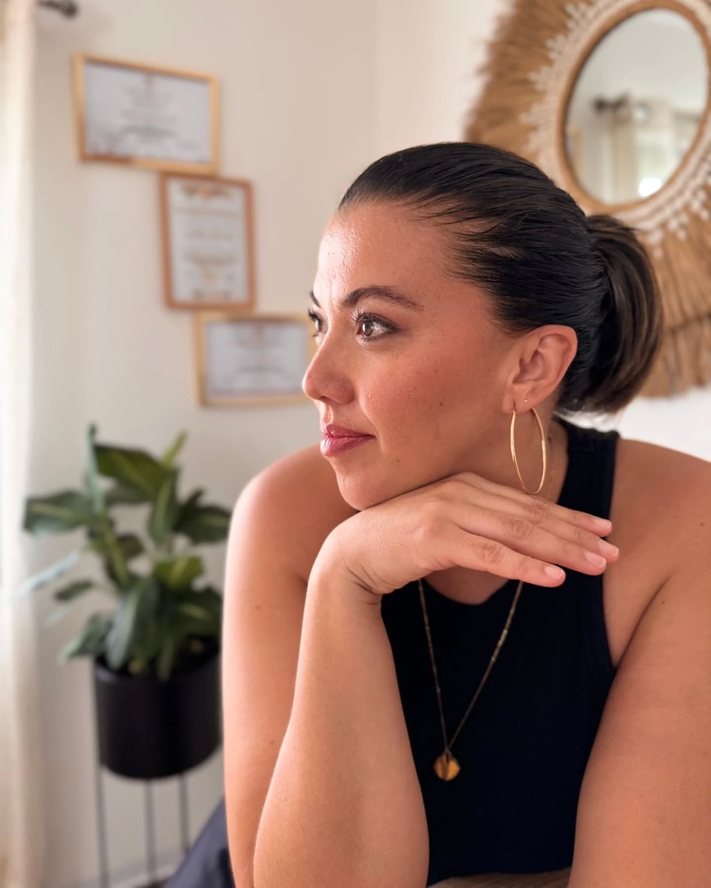 QUI SUIS-JE ?
Enchantée ! Je suis Marika et c'est avec le coeur rempli de joie et de gratitude que je te partage un petit bout de moi...
Des moments de vie, des expériences professionnelles aussi enrichissantes que challengeantes, en passant par deux belles grossesses qui m'ont transformées, tout en essayant de ne pas oublier l'essence même de qui j'étais, qui je suis et ce que je souhaite vivre.
Je suis une maman poule, mes garçons d'amour ont 9 ans et 1 an et demi, et aujourd'hui mon troisième bébé est né, HEAVEN 🪷