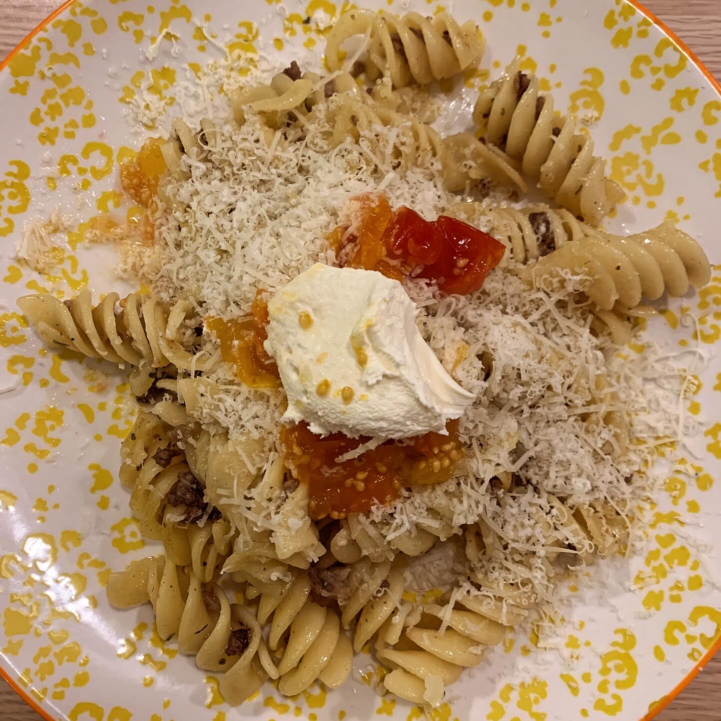 Ahlala ! Le plat de pâtes qui décoiffe 😉 !! Les grosses torsades de Gragnano IGP, cuites Al Dente.. Et je les ai réhaussée de parmigiano reggiano, de crème crue, et de TOMATES CERISES LACTO-FERMENTÉES au sel fumé !! Eh oui Mesdames et Messieurs, je les ai gardées depuis l'été dernier, et sur des pâtes ça a un goût incroyable !!! 🤪🤪 !! La recette c'est celle de @salomelafermentee
.
.
.
#BonAppetit !
.
.
+ de 170 recettes et astuces sur
www.delicieuxsanssucre.com
Ou lien cliquable dans ma bio @delicieuxsanssucre
.
Créez VOTRE MODE D'ALIMENTATION sur mesure 🎁🎁 avec le programme TAPAS :
Un programme de folaï pour vous guider vers une alimentation saine, gourmande et durable en 8 modules ultra-pratiques !
.
.
#Transformezvotrealimentation
#MangerMieux #MieuxManger #Alimentation #AlimentationSaine #Flexitarien #FaitMaison #DansMonAssiette #MangerSain #MangerSainement #cestropbon #EquilibreAlimentaire #ReequilibrageAlimentaire #DelicieuxSansSucre #IgBas #IndexGlycemiqueBas #RegimeIgBas #miam #miamMiam #VraimentSain #SansGluten #gourmand #Bio