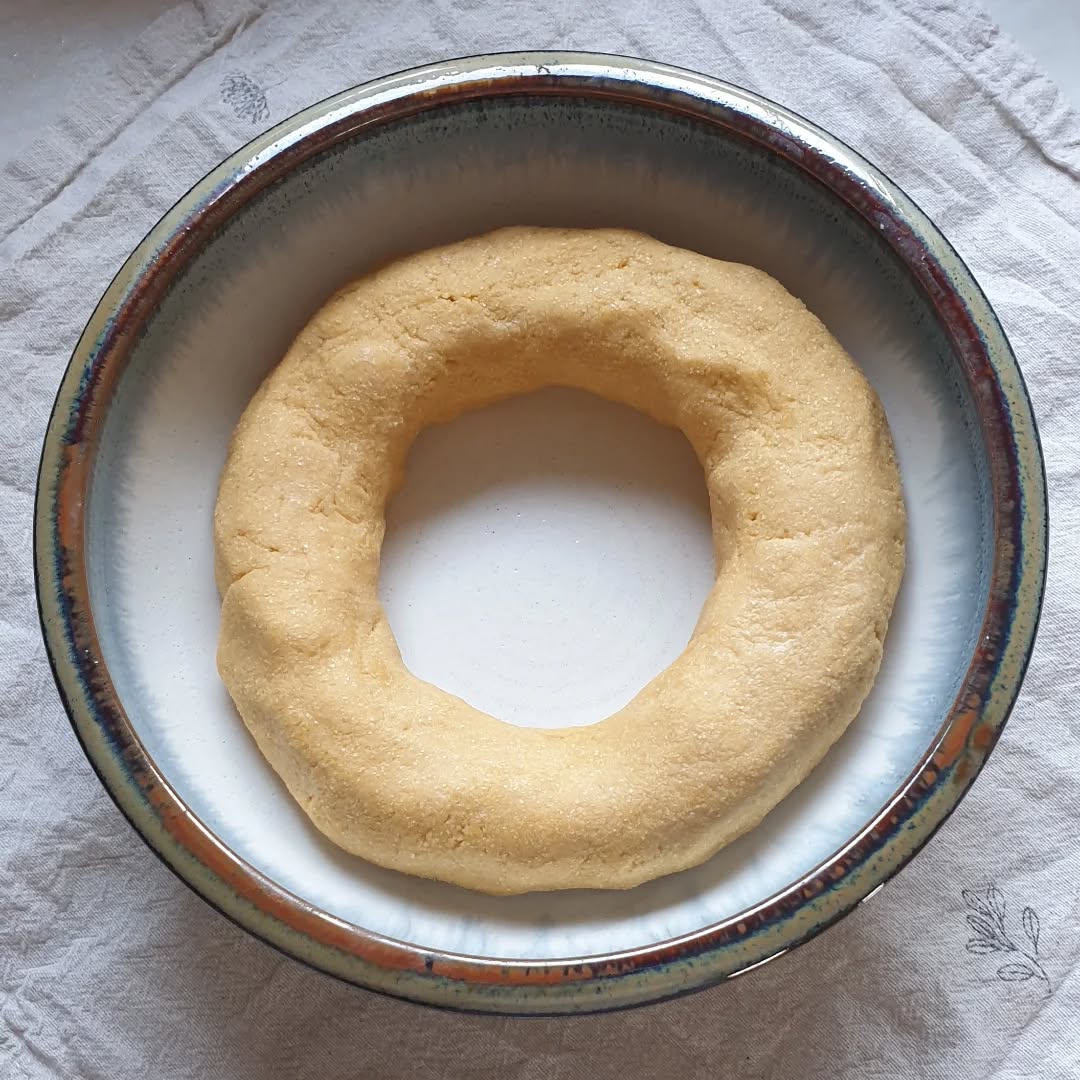 Vorbereitung für den Nabhi Basti, eine sehr berührende tiefgehende Anwendung im Ayurveda 🧡
Der Nabhi Bauchnabel ist der wichtigste Marmapunkt. Hier laufen rund 72.000 Nervenenden zusammen.
Die Bauchmassage ist eine sehr intensive und in die Tiefe gehende Anwendung und wirkt lösend bei körperlichen und emotionalen Anspannungen.
Nach einer ayurvedischen Bauch- oder Abhyanga Ganzkörpermassage wird um den Bauchnabel mittels eines Teigrings als Ölwanne ein in die Tiefe wärmendes Bad aus ayurvedischen Kräuterölen angewandt.
Wärme und Wirkung strahlen auf Bauch- und Beckenraum, sowie lösend auf den unteren Rücken.
Das Shukra Dhatu (Fortpflanzungsgewebe) wird gestärkt, die Vata Energie harmonisiert. Auch kommt der Nabhi Basti zur Anwendung bei psychischer Anspannung, seelischer Belastung und Störungen im Bauch- und Beckenbereich.
Bei Fragen und Interesse schreib mir gern.
Alles Liebe, Tina 🧡
#ayurvedahealing #nabhibasti