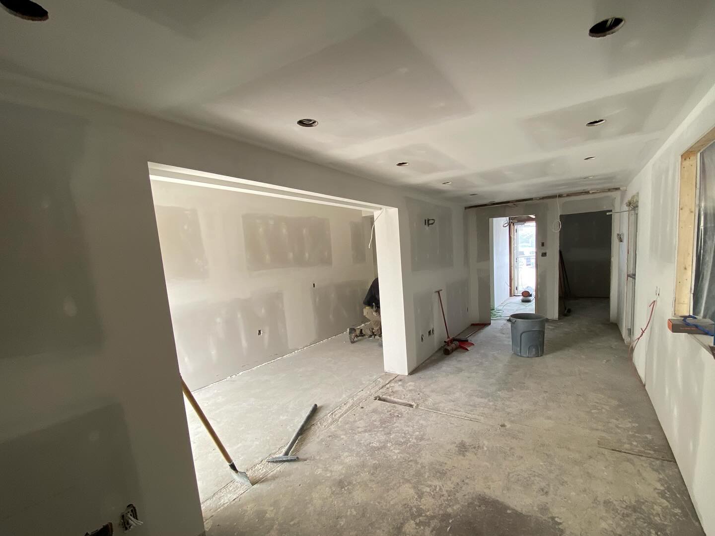 Vue de l’intérieur des nouveaux bureaux d’Autotec. #constructionvcm #entrepreneurgeneral #commercial #plâtre #bureau