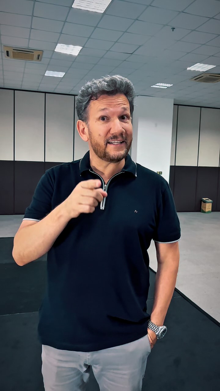 Pela primeira vez em Juiz de Fora: JUAREZ LEITE!
Prepare-se para viver uma experiência transformadora com o
melhor visagista do Brasil, com mais de 3,1 milhões de seguidores no instagram e
participações em programas de televisão, como o domingo legal do SBT, e vários pod cast’s, está elevando o nível da barbearia para outro patamar com seu método.
O que é uma emersão?
É como mergulhar profundamente em um assunto,
explorando-o de maneira completa e detalhada,
com o objetivo de aprimorar habilidades, adquirir
conhecimento profundo e alcançar um nível mais
elevado de compreensão e domínio sobre o tema
em questão.
O que você vai aprender na imersão?
Método avançado do Visagismo Juarez Leite.
Atendimento e Fidelização de cliente.
Estratégia para crescimento.
Nesse domingo, Juarez Leite irá trazer para Juiz de Fora um evento extraordinário, pensado especialmente para cabeleireiros, barbeiros e profissionais do ramo da beleza e estética de Juiz de Fora e toda a região.
Por que participar?
- Descubra como o visagismo pode revolucionar seus serviços.
- Aprenda técnicas exclusivas para triplicar seu faturamento em poucos meses.
- Eleve a qualidade do seu atendimento e destaque-se no mercado.
Apoio:
👉 RITHO
👉 CLARO
👉 TRADE HOTEL
👉 GWM EUROVILLE JF
👉 PARAÍSO DOS BARBEIROS
👉 UZZITICKET
Ingressos limitados!
Acesse o site oficial do evento:
www.imagemvisagem360.com
Vendas: www.uzziticket.com
Clique no link e saiba mais!