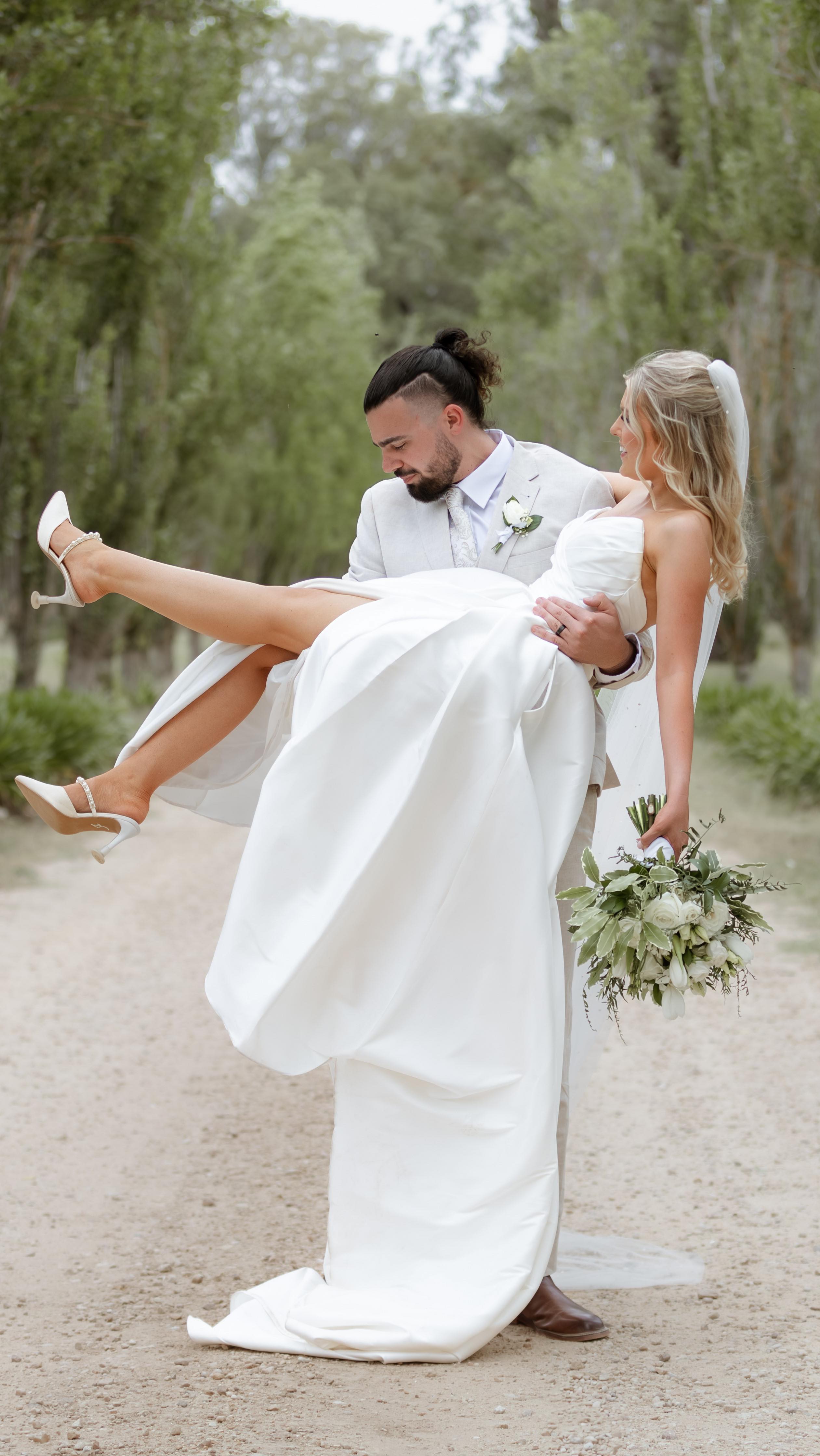 Flashback to the beautiful Kayla and Drew who said “I Do” @hughes_park_weddings_bnb
Despite the heat, both the couple and the surroundings were stunning 🥂
Hawaii here they come for a romantic honeymoon 🐬
#wedding #cocktails #mobilebar #love