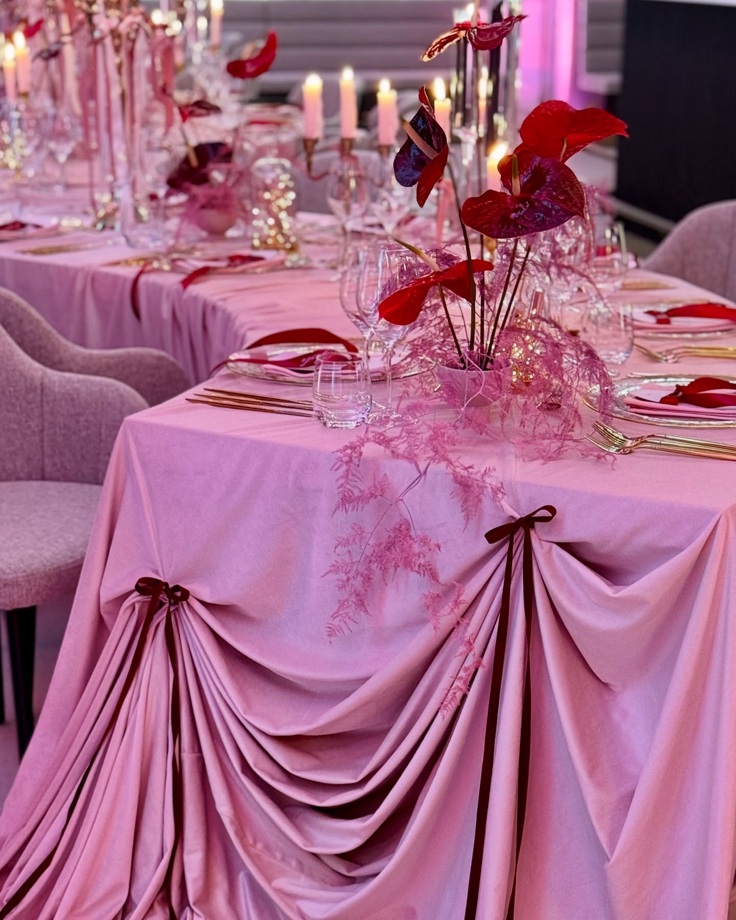 Dizajn je o detailoch 🤍 Kde každý jeden element vynikne, ale až spolu vytvoria harmonický celok.
Našou úlohou je nájsť symbiózu medzi víziou klienta, charakterom priestoru a estetickou hrou detailov, ktoré vyvolajú emóciu 🤍
Už 15 rokov tvoríme atmosféru na svadbach, eventoch a oslavách. AMBIENTES v preklade znamená “atmosféra prostredia” a my vieme, že aj vďaka tej atmosfére tvoríme zážitky na celý život✨
.
.
#tvorimeatmosferu #tvorimeslaskou #tvorimezazitky #tvorimespomienky