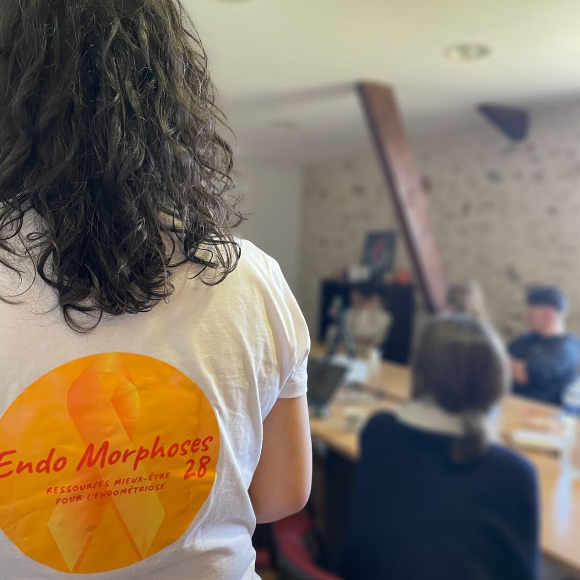 ✨ Sensibilisation à l’endométriose chez FRUITOFOOD 🍓 ✨
Ce matin, dans le cadre de notre engagement #RSE, nous avons accueilli l’Association Endo Morphoses 28 de Chartres pour un atelier dédié à la sensibilisation sur l’endométriose. 💛
Un moment riche en échanges et en informations qui nous a permis de mieux comprendre cette maladie encore trop méconnue, qui touche 1 femme sur 10. Grâce aux témoignages et aux explications de l’association, nous avons pris conscience des enjeux, des impacts sur la vie professionnelle et personnelle, ainsi que des moyens d’accompagnement possibles.
Chez FRUITOFOOD et dans le Groupe Plantes & Fruits, nous avons à cœur d’informer et de soutenir nos collaboratrices et collaborateurs sur des sujets de santé et de bien-être. Ce rendez-vous s’inscrit dans notre calendrier #RSE annuel, avec le mois de mars dédié à la thématique de l’#endométriose.
Un grand merci à Endo Morphoses 28 pour leur engagement et à toutes les personnes présentes pour leur écoute et leur participation ! 🌿💪
#Endométriose #Sensibilisation #SantéAuTravail #EngagementRSE #FRUITOFOOD #EndoMorphose28