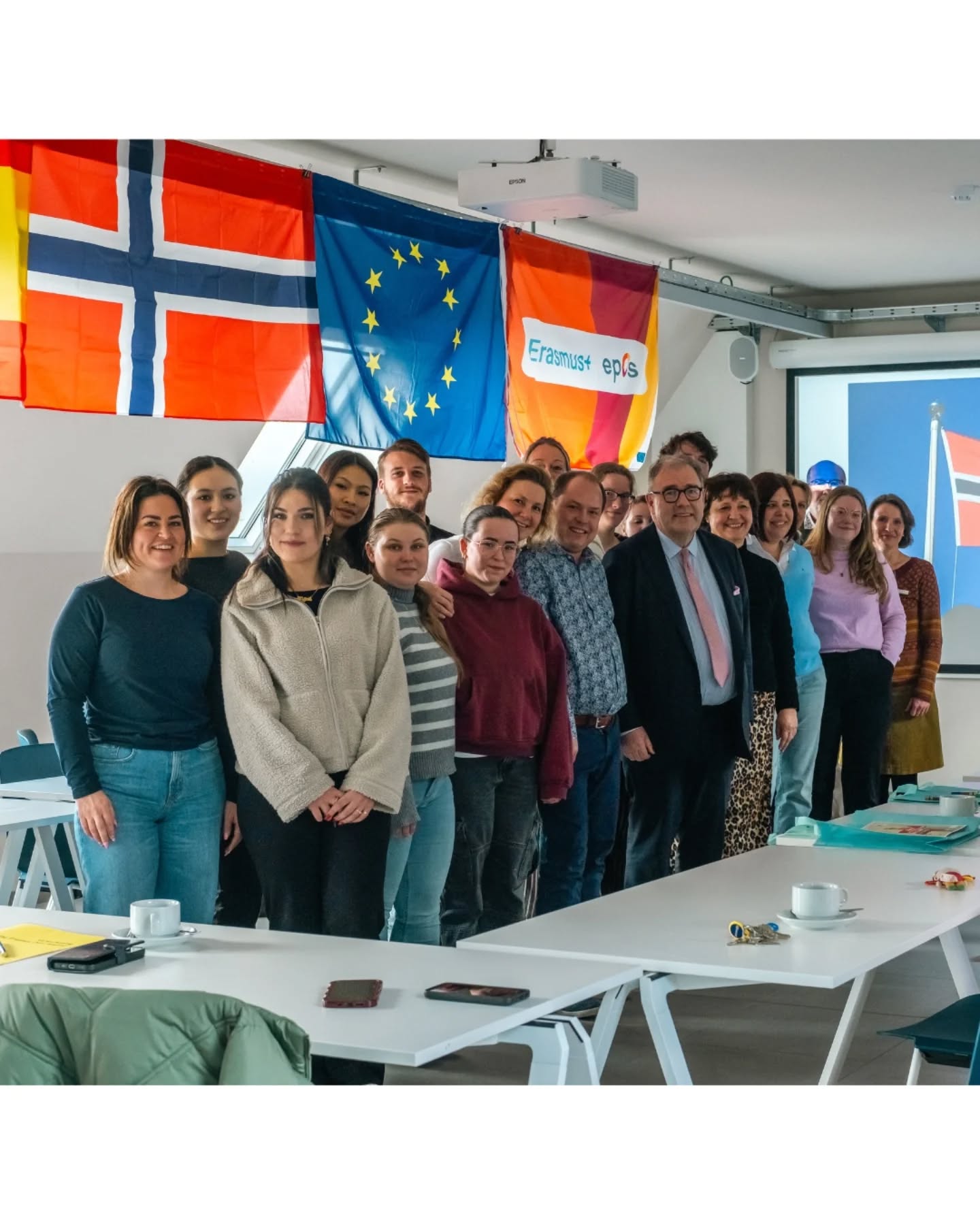 Gisteren stond onze school in het teken van internationale samenwerking, met een voorstelling van onze Erasmus+ werking! ๐
We begonnen de dag met een quiz over Aalst, gevolgd door een bezoek van burgemeester Christoph D'haese. Daarna deelden onze leerlingen en studenten hun ervaringen over hun buitenlandse stages. ๐โจ
Momenteel lopen zes Noorse leerlingen stage in Aalst, terwijl vier van onze leerlingen in Noorwegen aan de slag zijn. Ook vier studenten verpleegkunde lopen momenteel stage in de zorg in Spanje. Daarnaast volgen twee Duitse collegaโs deze week onze docenten tijdens hun lessen en stagebezoeken.
๐ก Speciale Aalsterse link: Jelrik Nylund-Van Berkel, oud-student van onze school, woont en werkt nu als leerkracht in de zorgsector in Noorwegen. Dankzij Erasmus+ organiseert hij internationale stages voor zijn school รฉn onze leerlingen! โค๏ธ๐
Erasmus+ biedt zorgstudenten en leerkrachten de kans om in een internationale context te leren, hun talenkennis te versterken en als persoon te groeien. Een unieke ervaring!
Trots op onze internationale samenwerking! ๐
#saiaalst #sintaugustinusinstituut #erasmusplus #buitenlandsestage