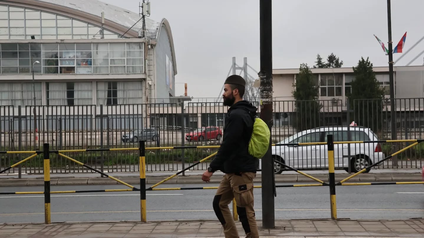 NAJVEĆI PROTEST U ISTORIJI SRBIJE - Protest je bio toliki da nije mogao da se održi na jednom mestu. Bilo je više bina, ali zapravo protest se održavao i u više ulica koje su povezivale bine. U Nišu i Kragujevcu sve je vrvelo od ljudi na ulicama, ali u Beogradu se nije moglo proći.
Kada je zvučni top aktiviran bio sam na rubu Slavije, daleko od mesta incidenta, nisam ništa osetio ali čula se graja mase u daljini. Ljudi su zbunjeno protumačili da je ovo kraj tišine, te je ćutanje okončano u 11om minutu. Tek nekoliko ljudi pored mene koji su gledali na sat ljutito su komentarisali, jedan čovek me je upitao: " Šta se desilo? ", ja sam zbunjeno odgovorio da je kraj tišine, ali čovek je ljutito pokazivao na sat i odmahivao glavom: "Ne, nema šanse, 11 minuta, nešto se desilo. " , nije me ubedio, ali do ljudi oko mene se pronela informacija da je neko bacao "topovske udare" što je napravilo paniku i prekinulo tišinu. Kako je mreža pogašena, niko nije ništa znao. Dok smo odlazili od Slavije uspeo sam da uhvatim internet i saznali smo za incidente kod skupštine i Pionirskog parka i da su studenti proglasili kraj protesta. Za napad zvučnim topom saznali smo tek dosta kasnije.
Mogli smo dakle posredno preko telefona da vidimo kako je na ljude bez ikakvog povoda, ispaljen zvučni snop dok su mirno odavali poštu svojim mrtvim sugrađanima. Snop su dakle ispalili isti ljudi odgovorni za pad nadsrešnice, na ljude koji su odavali počast onima na koje je nadstrešnica pala.
Režim je još jednom pokazao da je spreman da nasrne na svoje građane, ovaj put aktivno, valjda da isproba novu igračku ili čisto da pokaže svoju mržnju i prezir prema uzajmnom saosećanju i solidarnosti.
Vredi još reći da se treba zapitati šta li je bilo u glavam policajaca koji su pobegli sa linije dejstva topa, par momenata ranije. Da li su znali šta će se desiti? Ako jesu, da li ih je sramota? Verovatno nije. Ako nisu. Da li će ih sutra biti sramota kada se pojave pred tim istim građanima, od kojih je nekim crko pejsmejker kao posledica. Neke možda hoće, ali većinu neće. Jer da je tako stvar bi već bila gotova.
#studentprotests #studentskiprotest @studenti_u_blokadi #maršnabeograd #15za15
