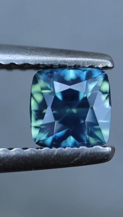 Saphir d’Auvergne – l’élégance naturelle du teal, une teinte envoûtante dont on ne se lasse pas. Ici, une taille coussin de 0.92 ct (5.62 x 5.62 mm), naturel, non chauffé et non traité.
Retrouvez une partie de notre collection sur notre boutique en ligne (lien dans la bio). Pour toute information, n’hésitez pas à nous contacter !
#saphir #saphirdeauvergne #saphirteal #tealsapphire #pierresprecieuses #gemmologie #joaillerie #bijouterieartisanale #ethicalgems #slowjewelry #madeinfrance #lapidaire #gemstoneaddict #preciousstones #sustainablejewelry #naturelgemstone